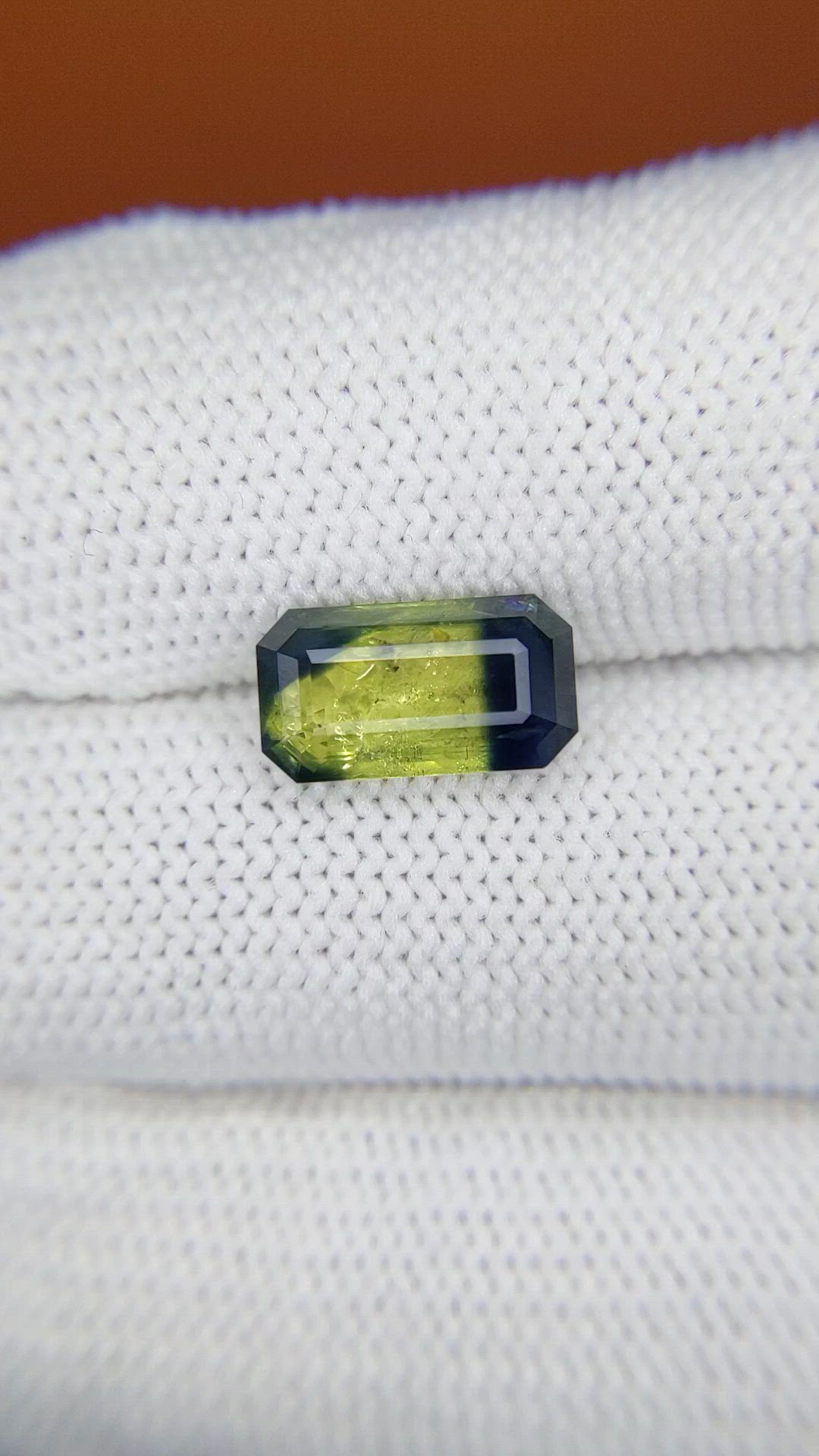 3.93 Ct. Bi Color / Parti Sapphire from Ceylon (Sri Lanka) Size Video