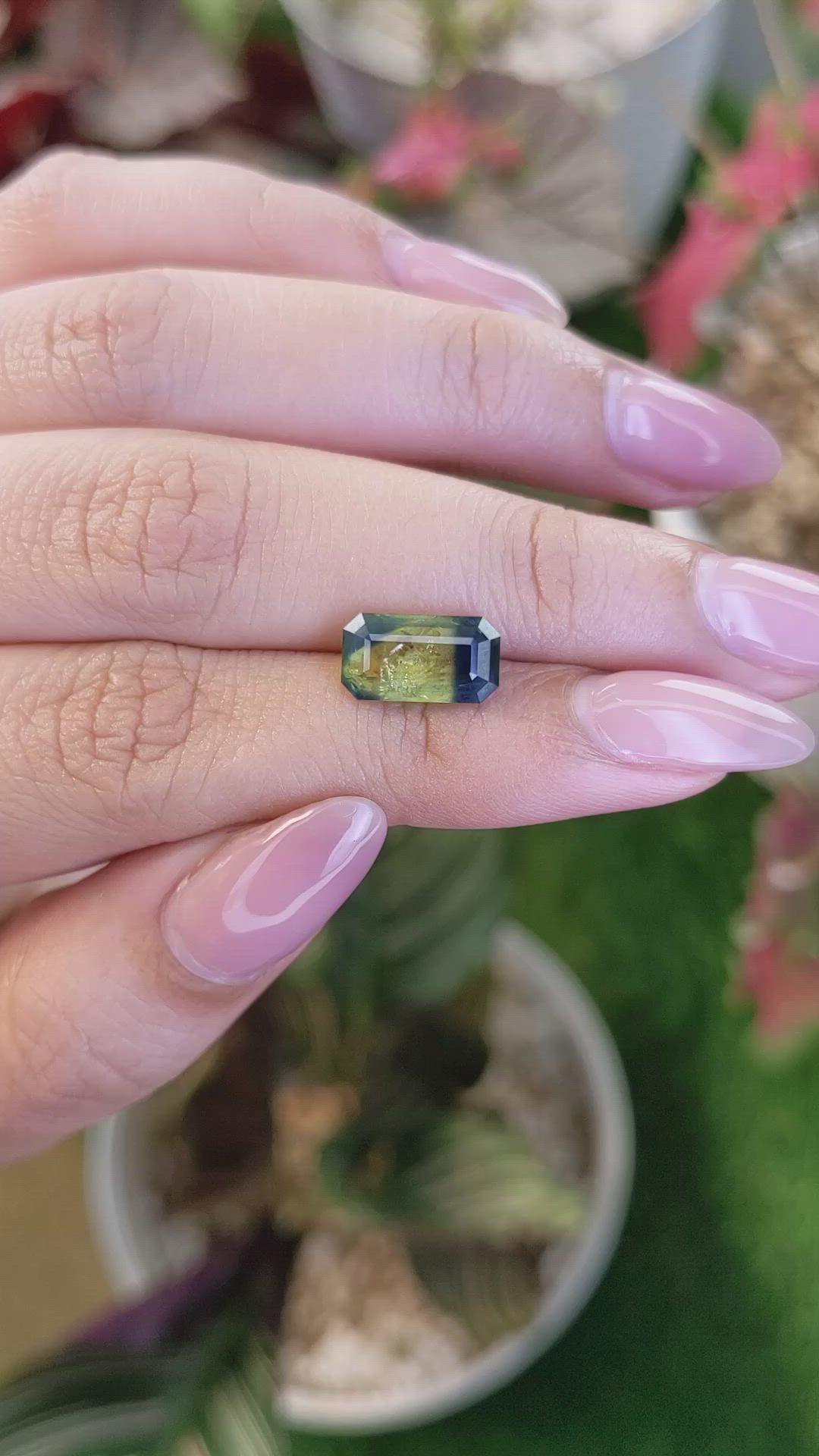 3.93 Ct. Bi Color / Parti Sapphire from Ceylon (Sri Lanka) Size Video