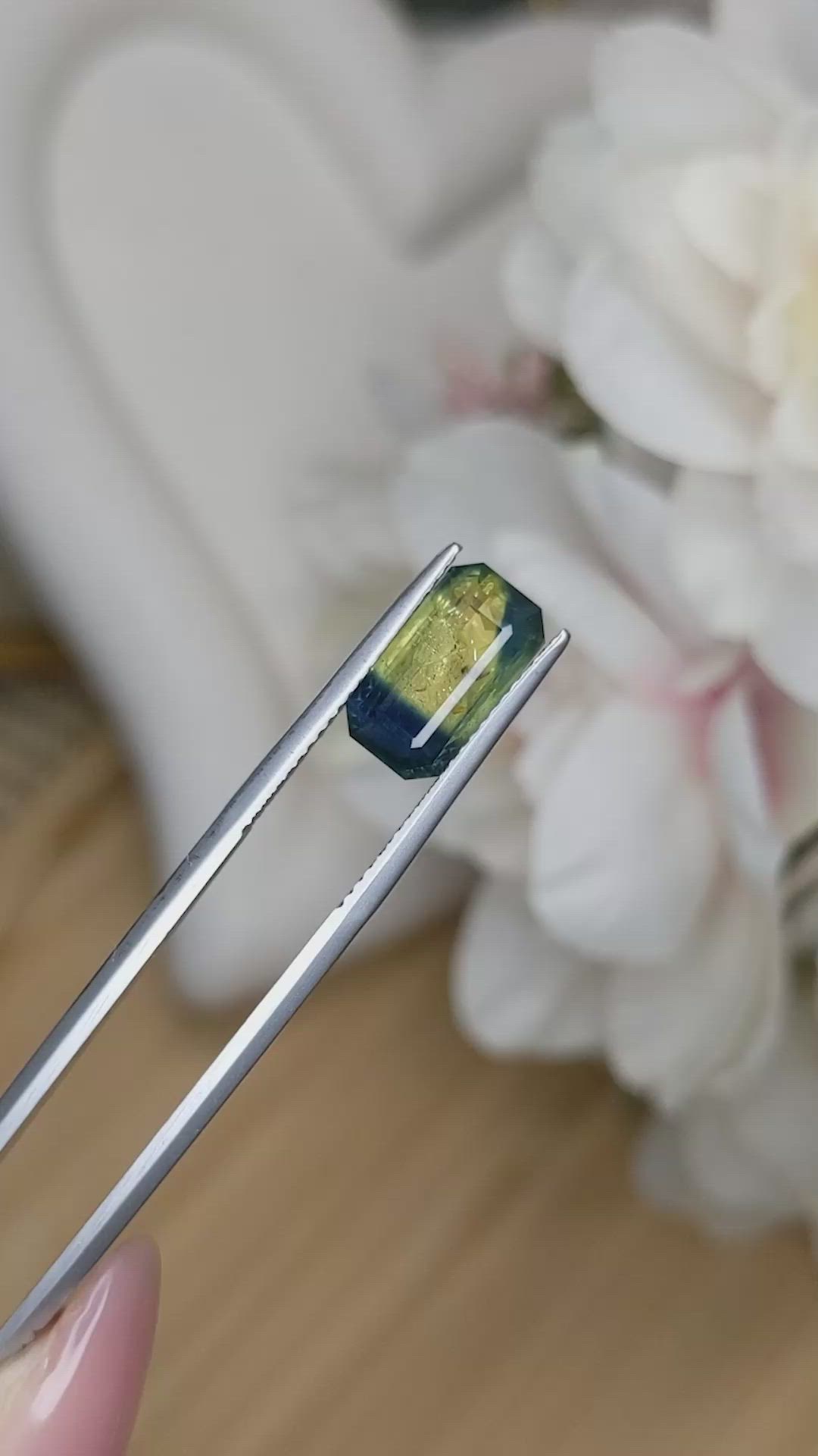 3.93 Ct. Bi Color / Parti Sapphire from Ceylon (Sri Lanka) Size Video