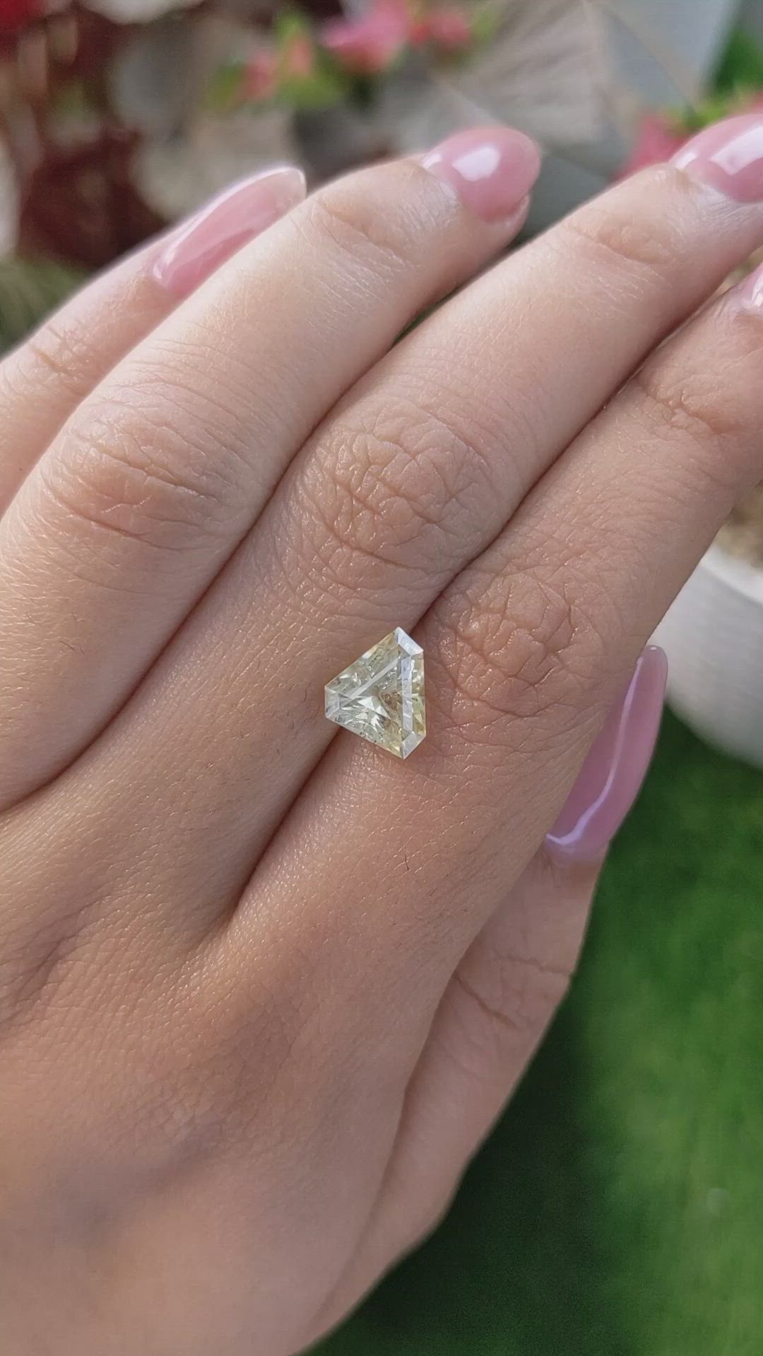 2.71 Ct. Yellow Sapphire from Ceylon (Sri Lanka) Size Video