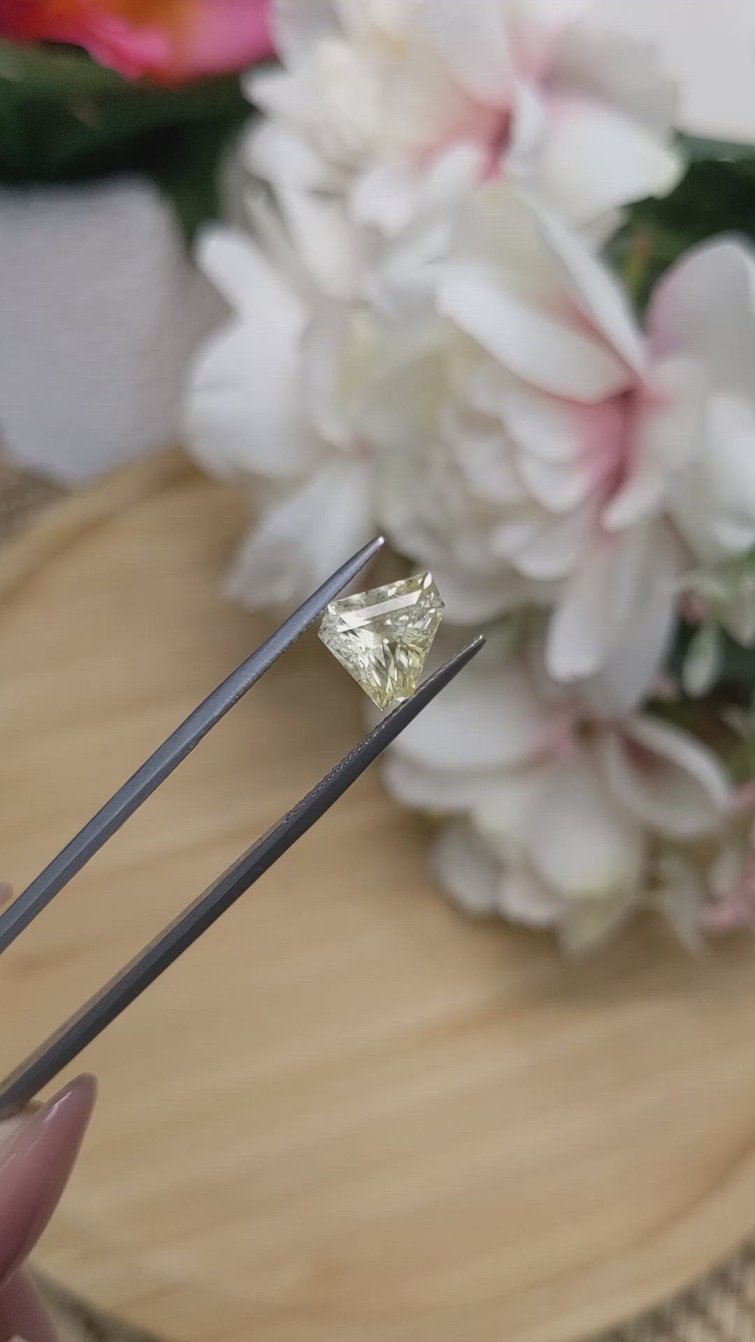 2.71 Ct. Yellow Sapphire from Ceylon (Sri Lanka) Size Video