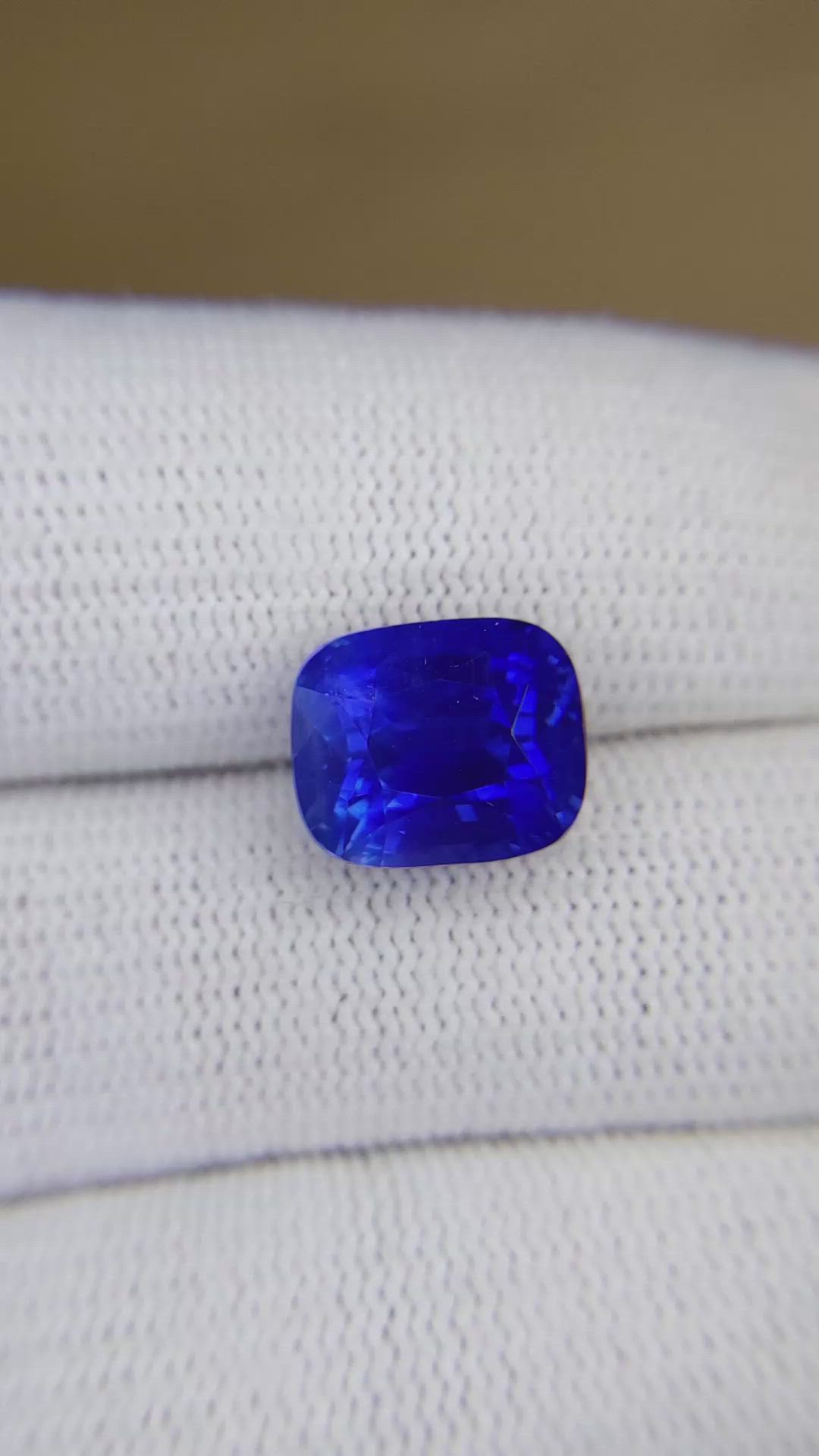 7.32 Ct. Blue Sapphire from Ceylon (Sri Lanka) Size Video