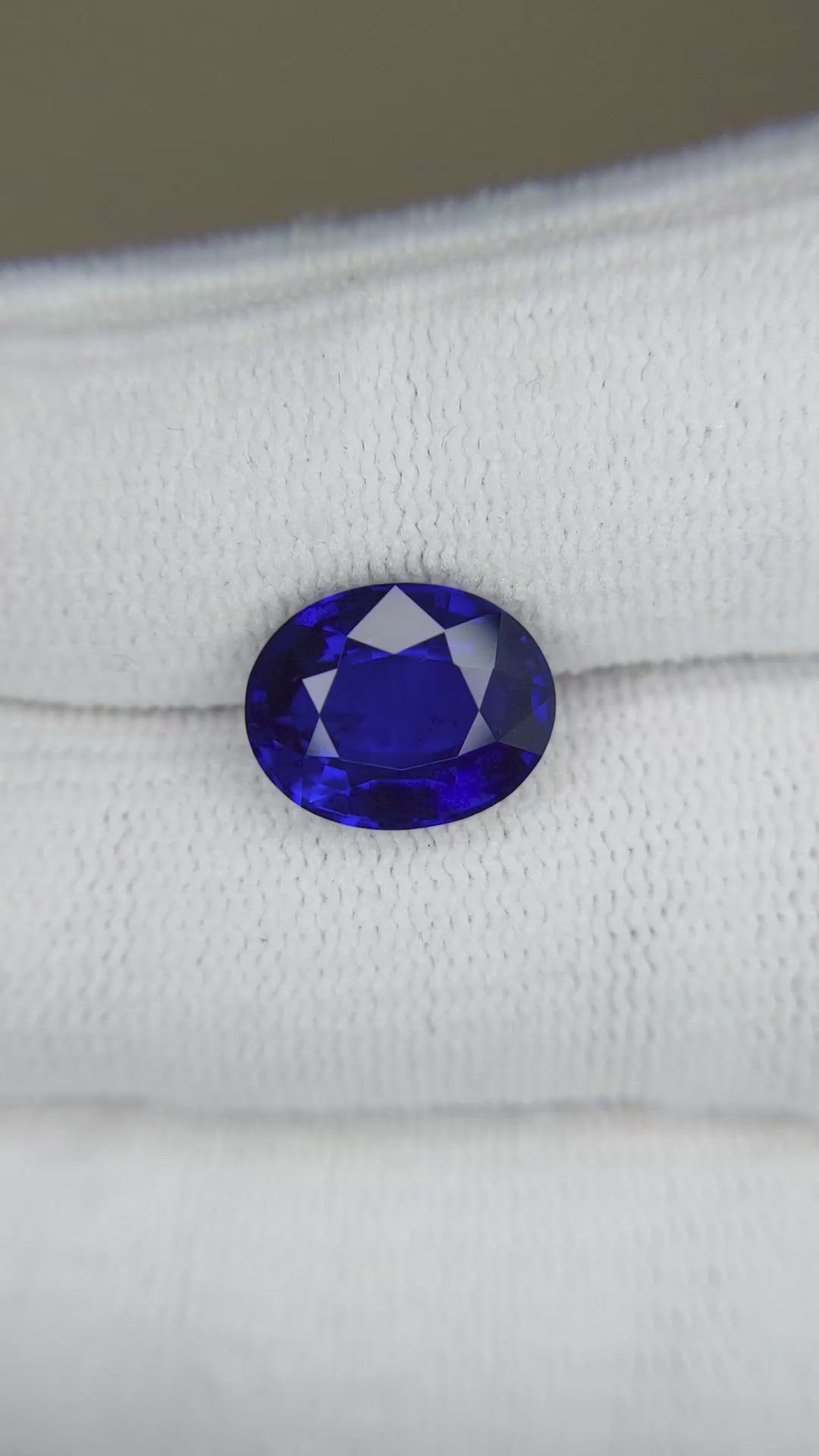 5.04 Ct. Blue Sapphire from Ceylon (Sri Lanka) Size Video