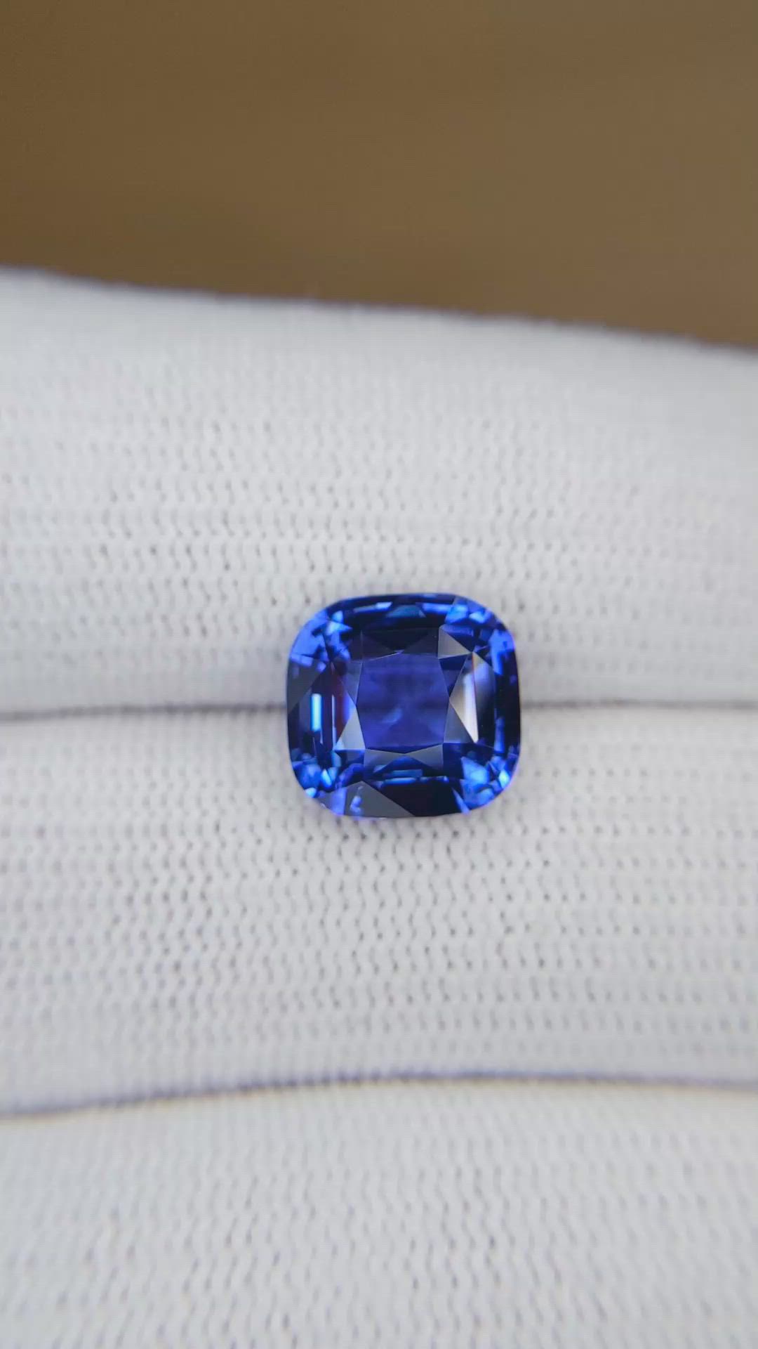 5.03 Ct. Blue Sapphire from Ceylon (Sri Lanka) Size Video