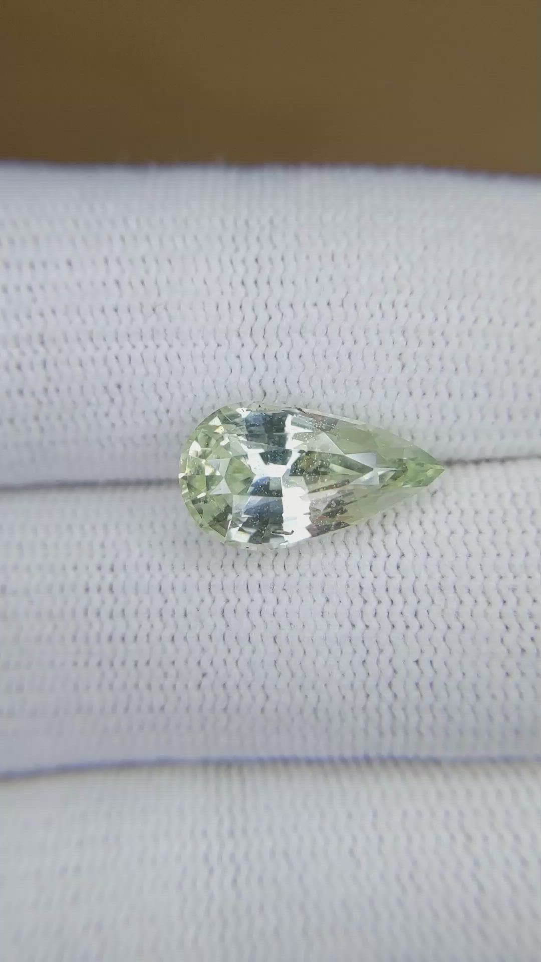 4.89 Ct. Yellowish Green Sapphire from Ceylon (Sri Lanka) Size Video