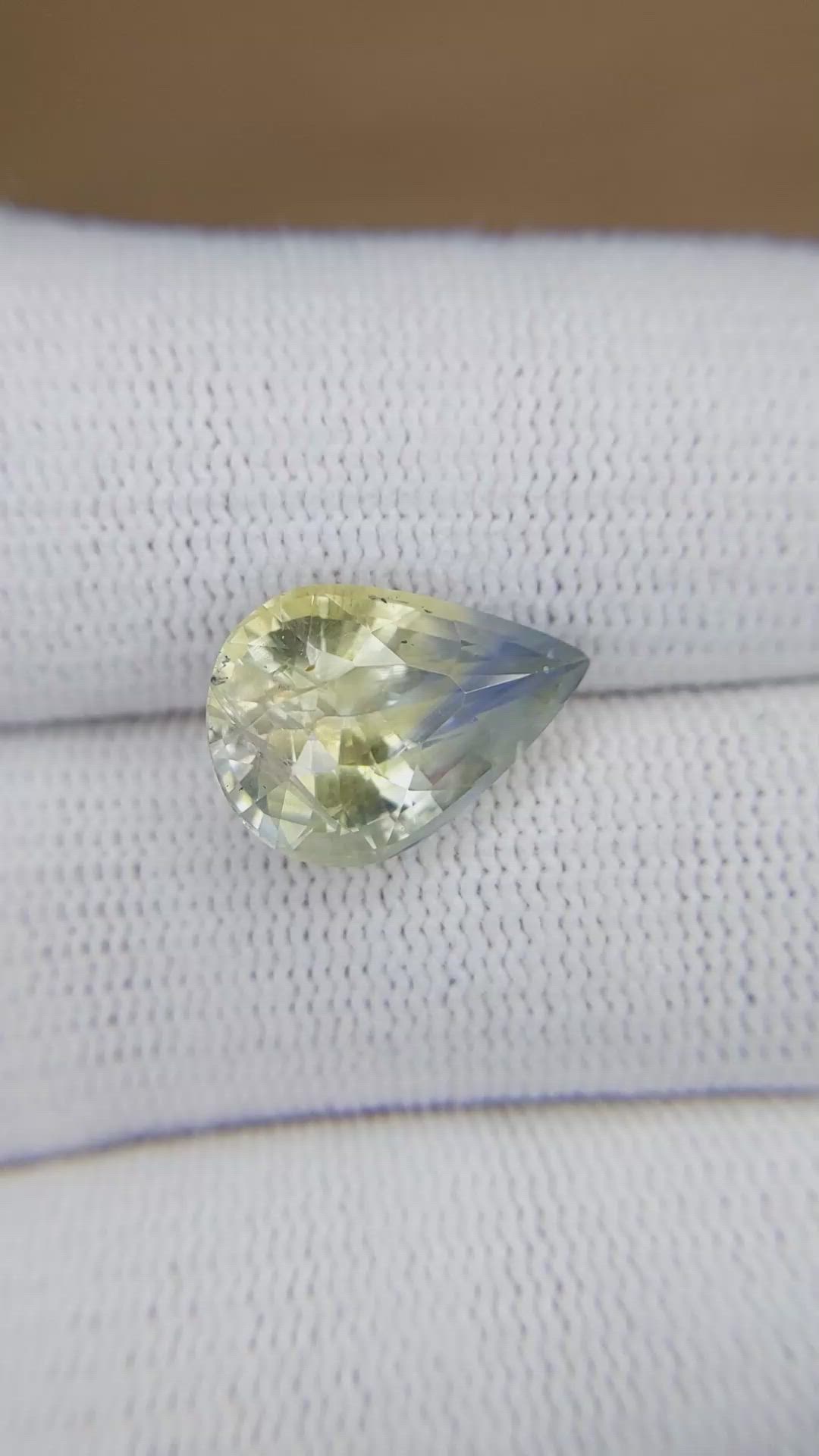 7.65 Ct. Bi Color / Parti Sapphire from Ceylon (Sri Lanka) Size Video