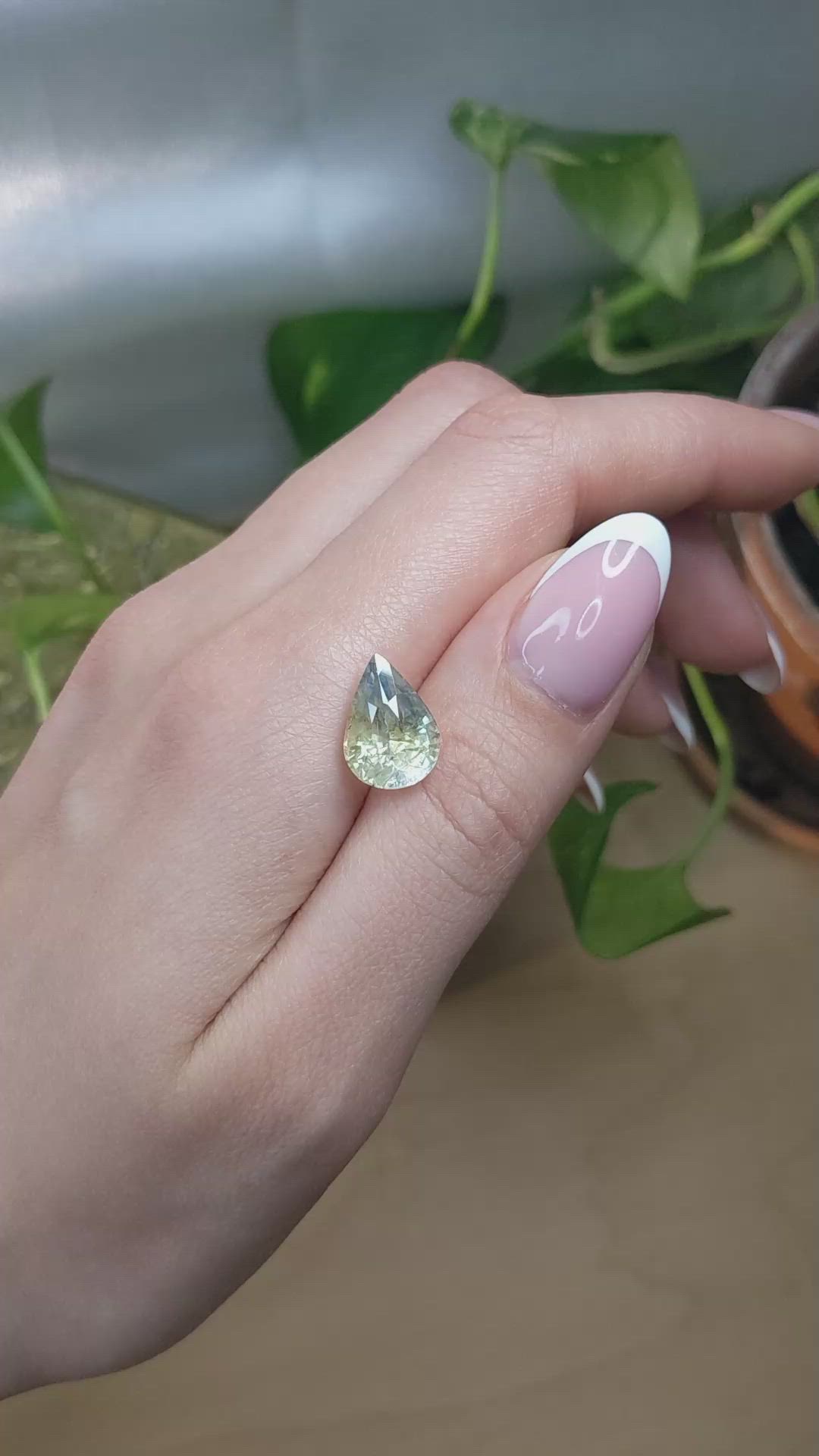7.65 Ct. Bi Color / Parti Sapphire from Ceylon (Sri Lanka) Size Video
