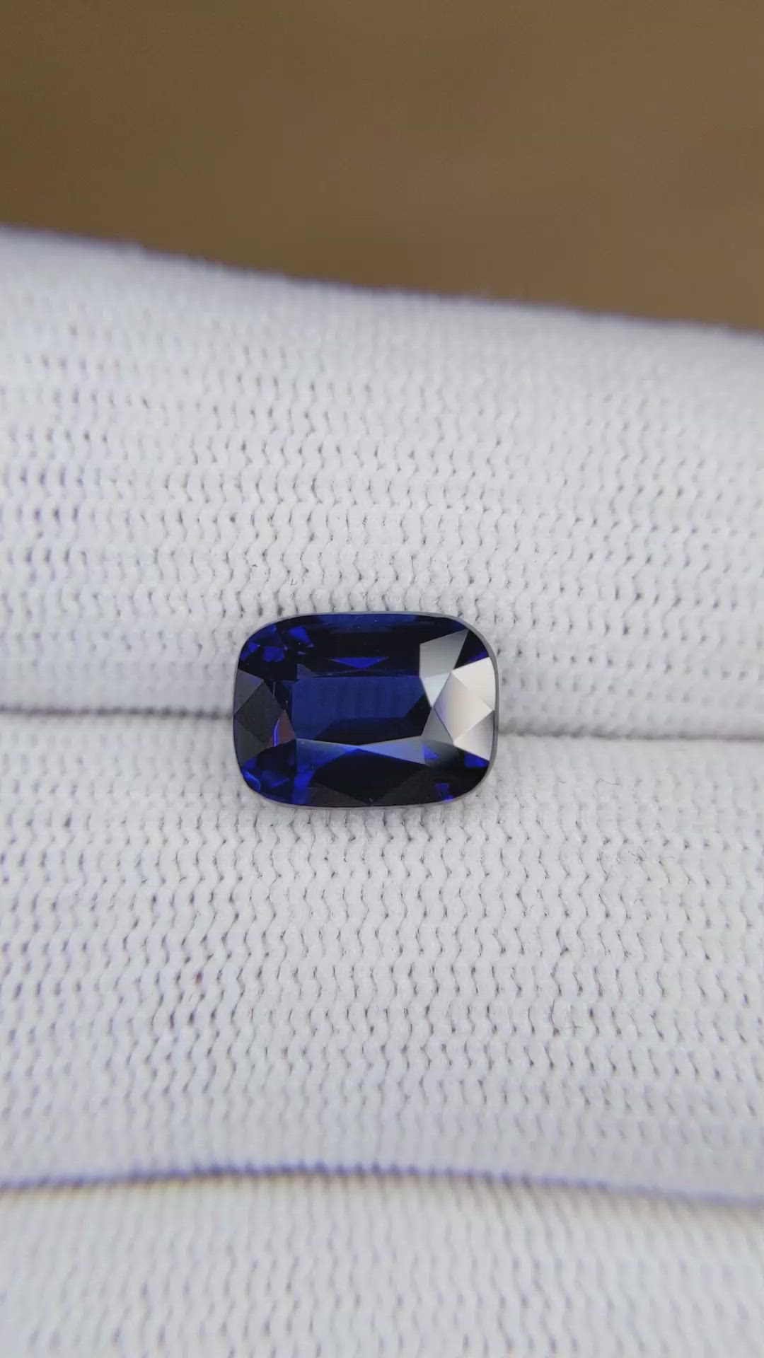 4.17 Ct. Blue Sapphire from Ceylon (Sri Lanka) Size Video