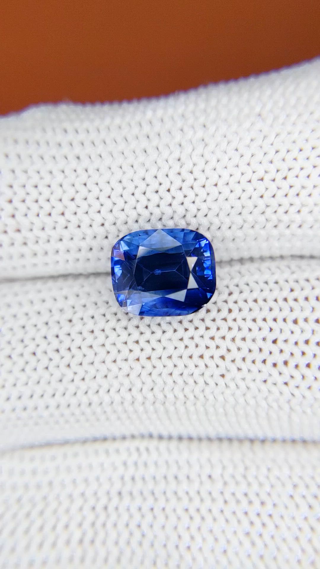 4.31 Ct. Blue Sapphire from Ceylon (Sri Lanka) Size Video
