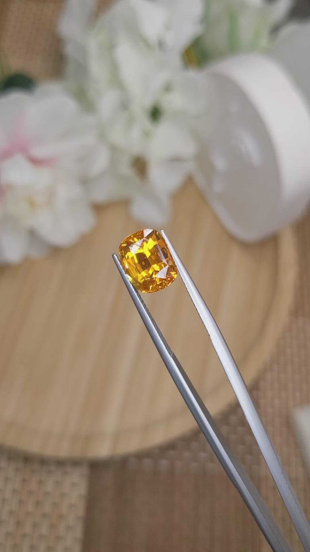 5.12 Ct. Yellowish Orange Sapphire from Ceylon (Sri Lanka) Size Video