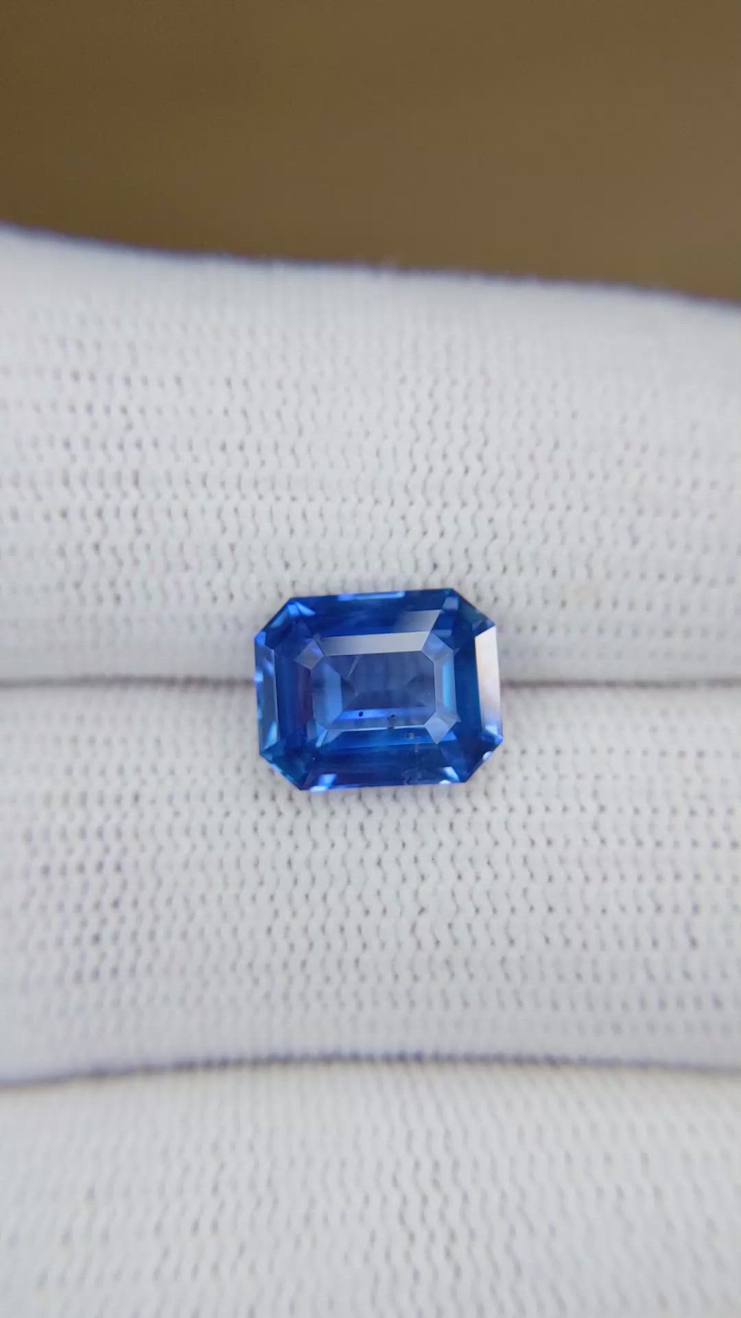 4.07 Ct. Blue Sapphire from Ceylon (Sri Lanka) Size Video