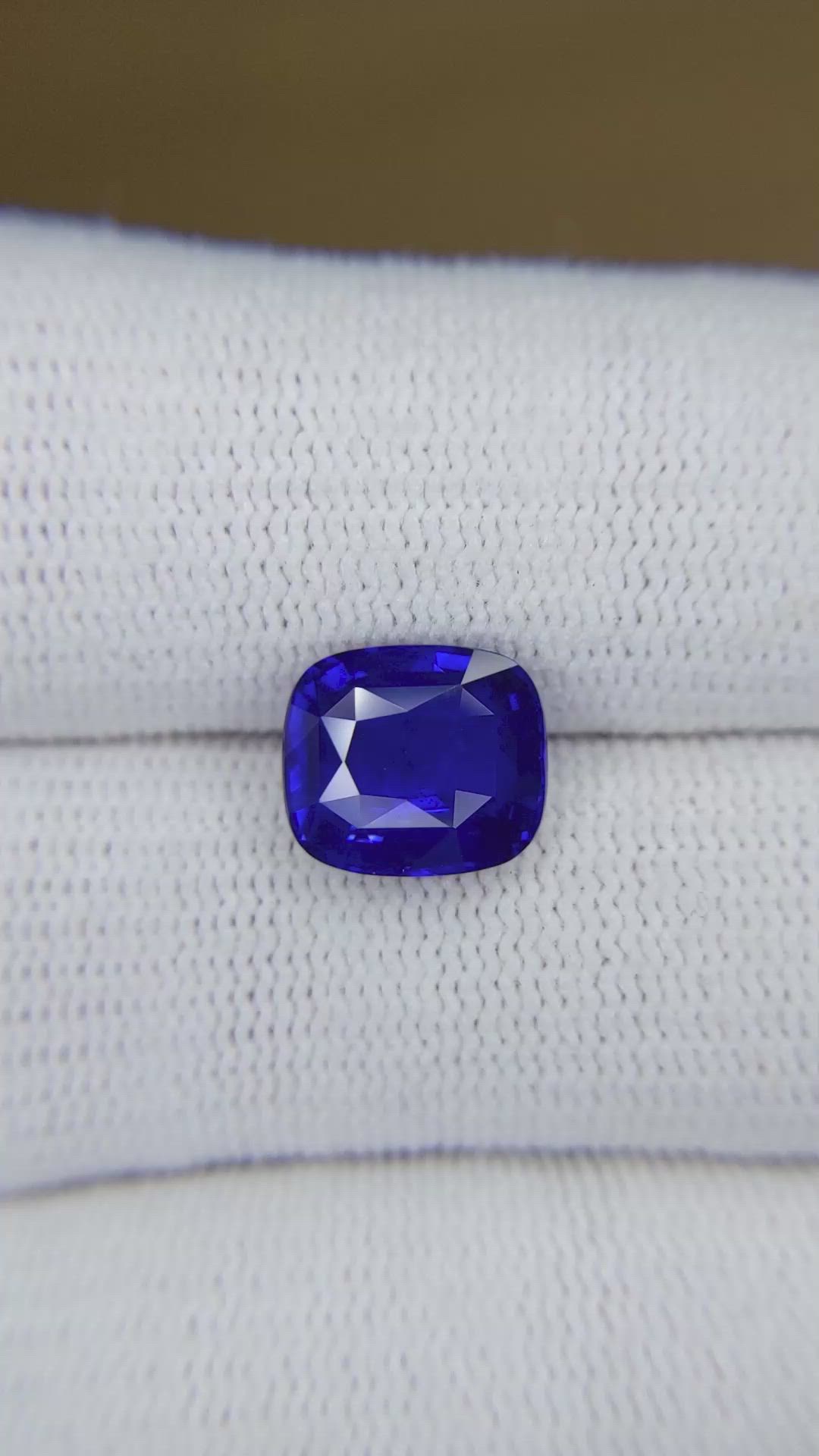 4.01 Ct. Blue Sapphire from Ceylon (Sri Lanka) Size Video