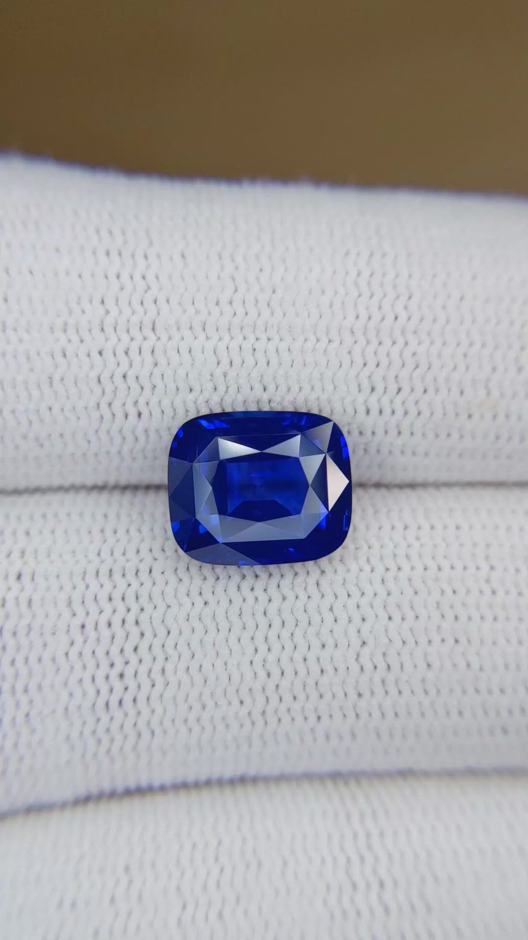 4.58 Ct. Blue Sapphire from Ceylon (Sri Lanka) Size Video