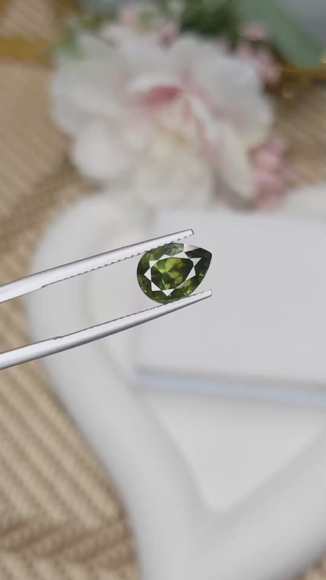 2.52 Ct. Yellowish Green Sapphire from Ceylon (Sri Lanka) Size Video