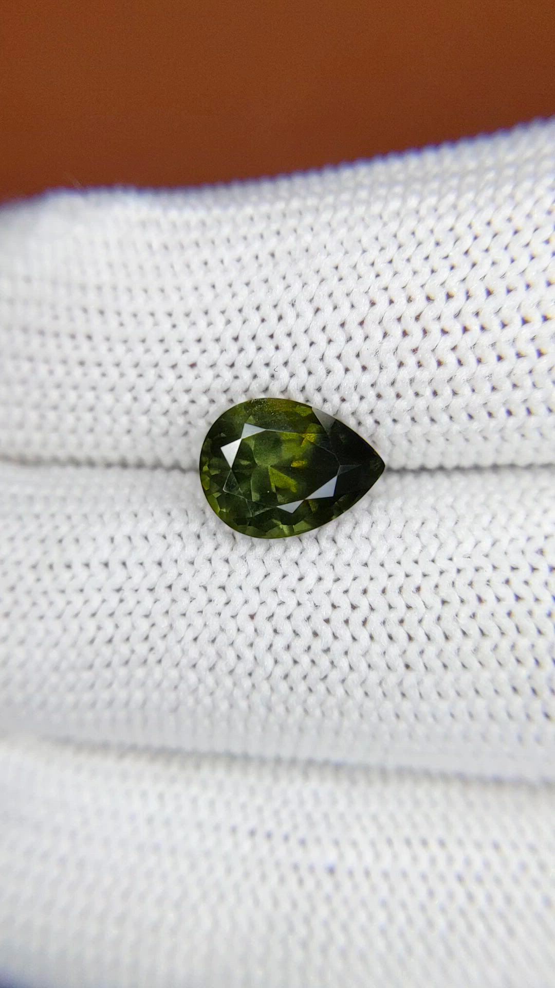 2.52 Ct. Yellowish Green Sapphire from Ceylon (Sri Lanka) Size Video