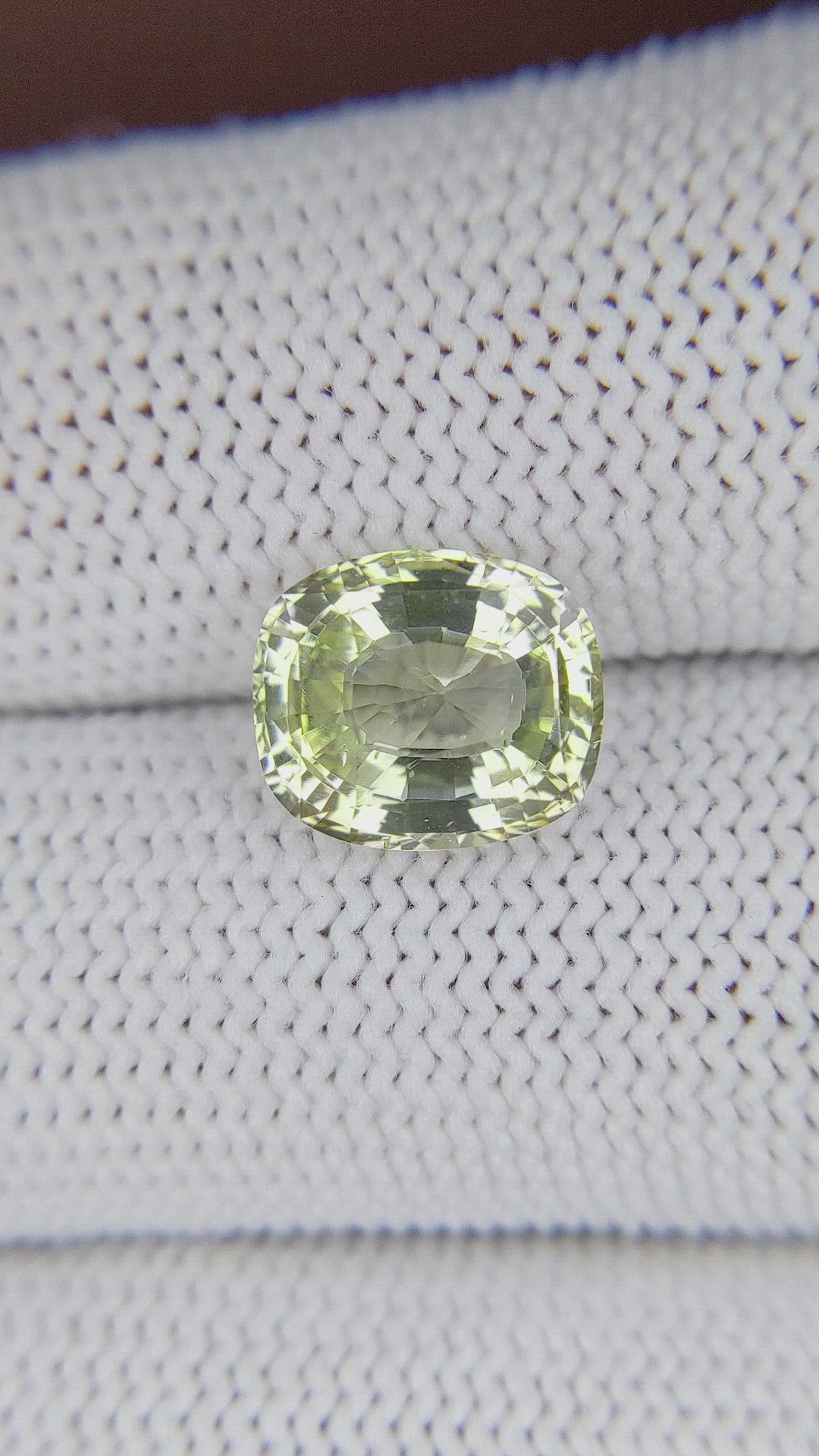 4.04 Ct. Yellowish Green Sapphire from Ceylon (Sri Lanka) Size Video