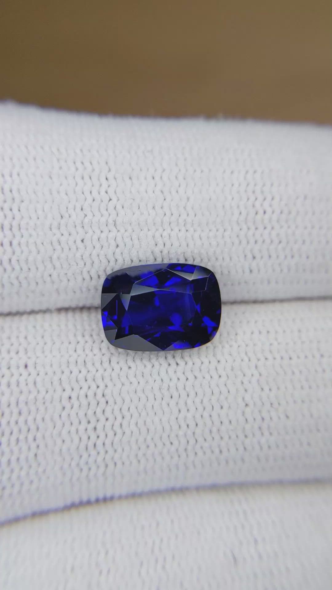 4.56 Ct. Blue Sapphire from Ceylon (Sri Lanka) Size Video