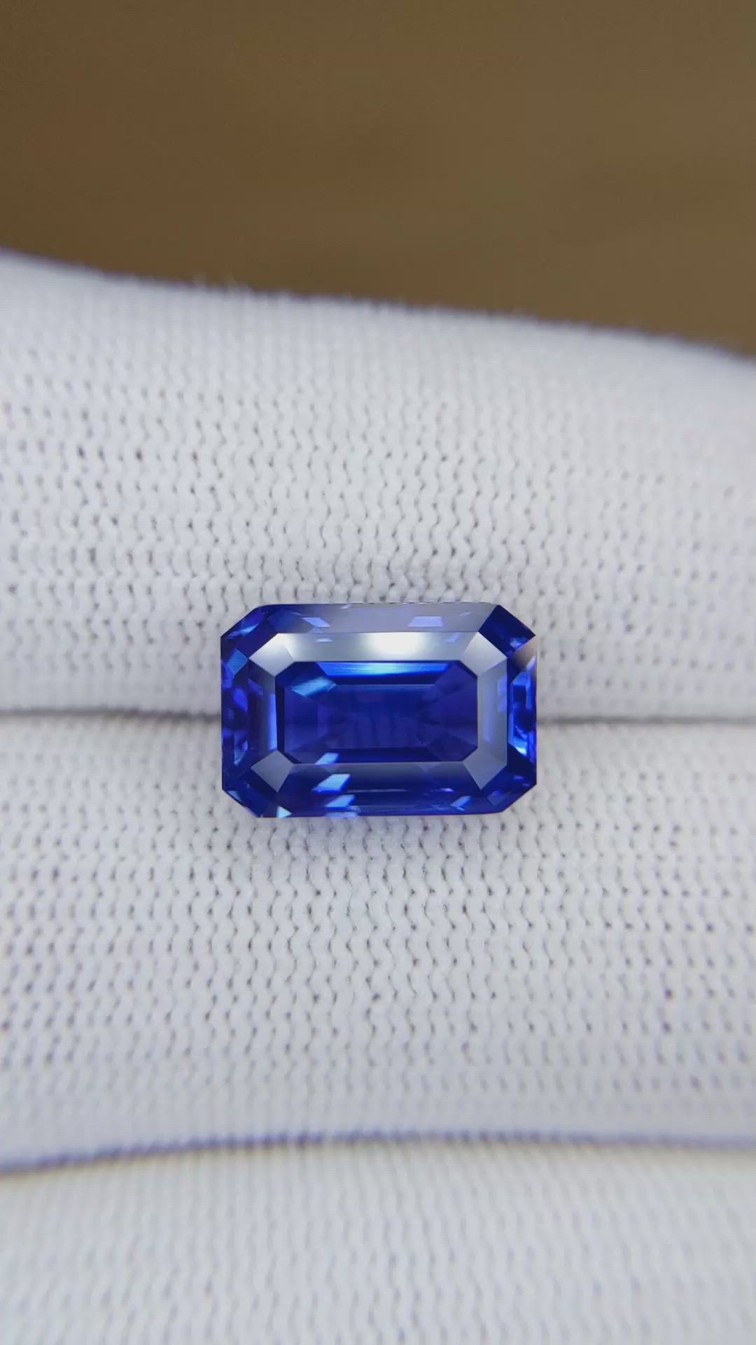 7.73 Ct. Blue Sapphire from Ceylon (Sri Lanka) Size Video