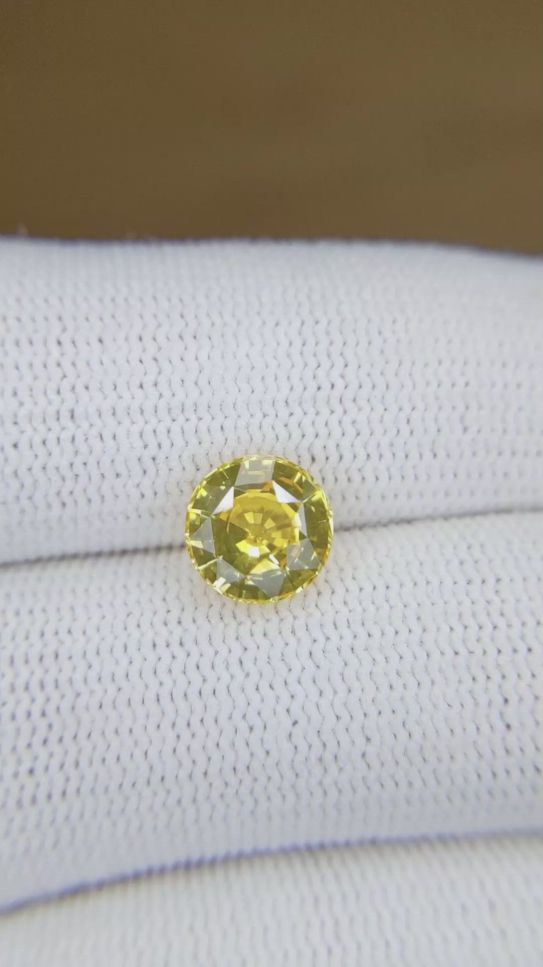 2.52 Ct. Yellow Sapphire from Ceylon (Sri Lanka) Size Video