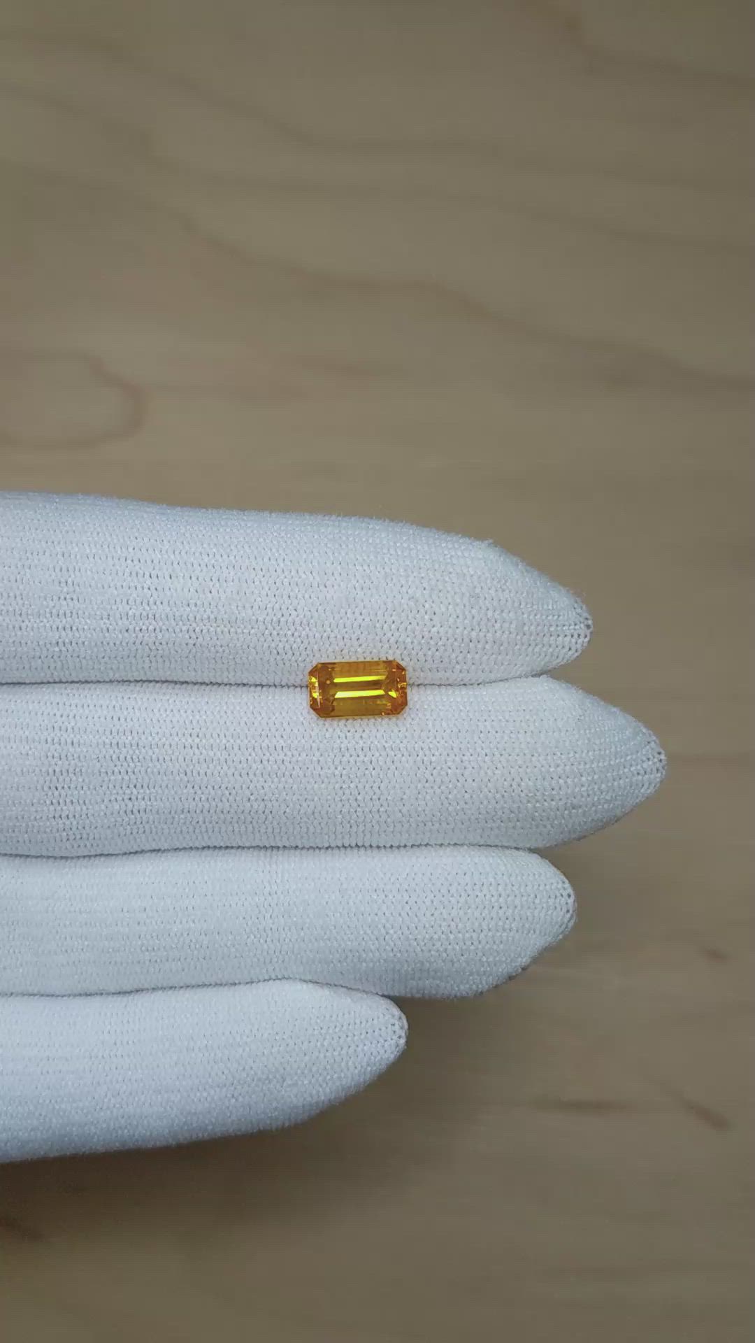 2.32 Ct. Yellowish Orange Sapphire from Ceylon (Sri Lanka) Size Video