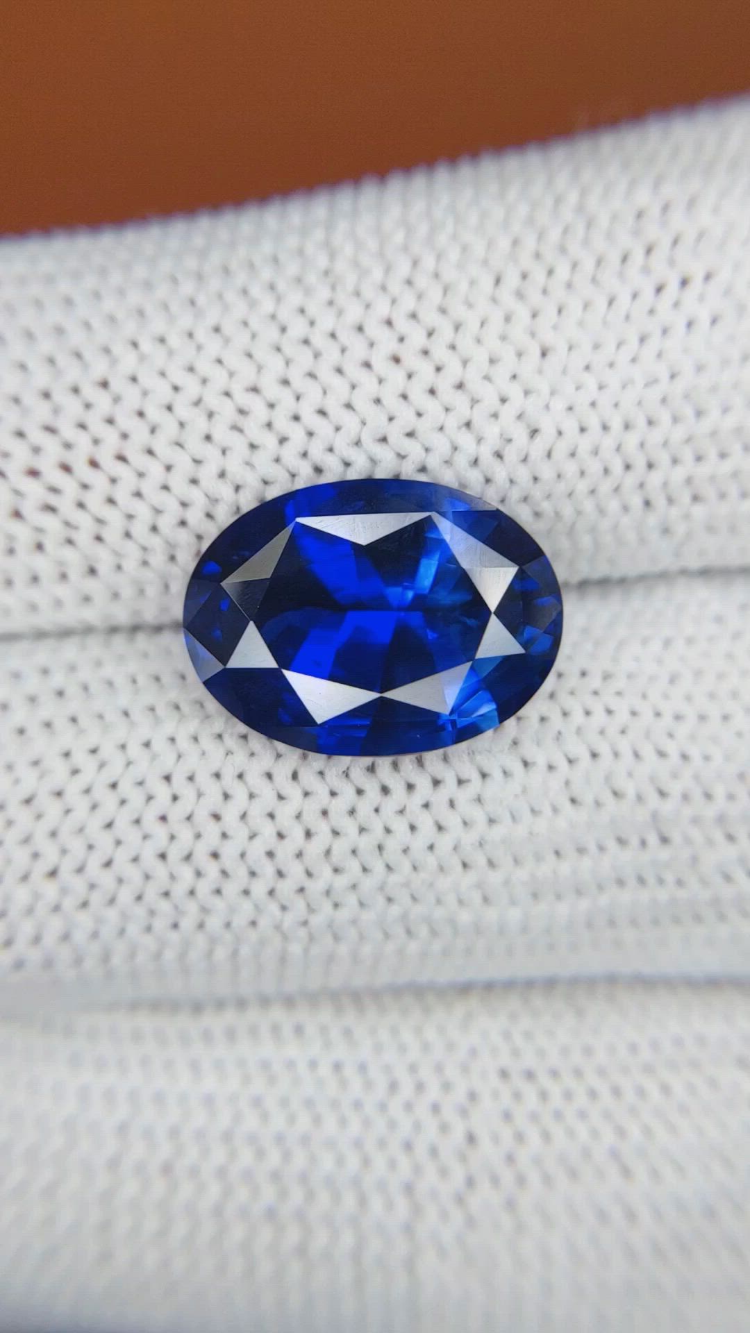 8.04 Ct. Blue Sapphire from Ceylon (Sri Lanka) Size Video