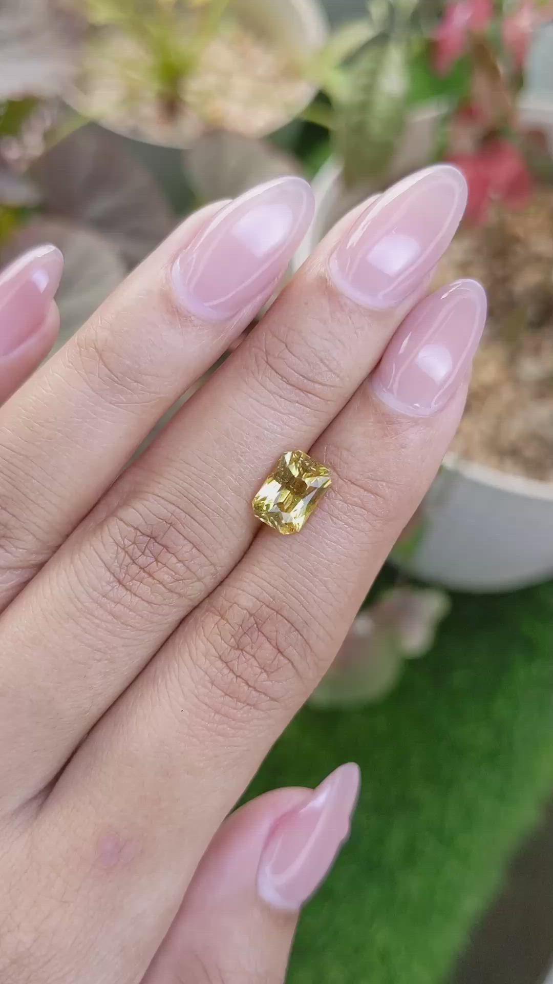 2.72 Ct. Greenish Yellow Sapphire from Ceylon (Sri Lanka) Size Video