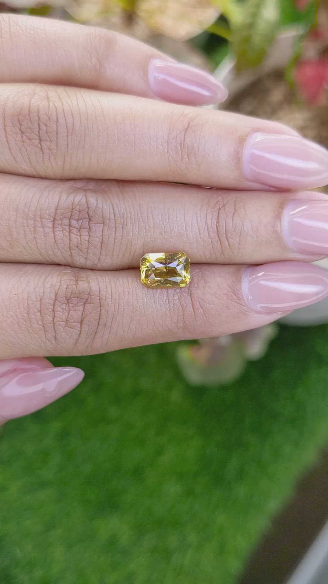 2.72 Ct. Greenish Yellow Sapphire from Ceylon (Sri Lanka) Size Video