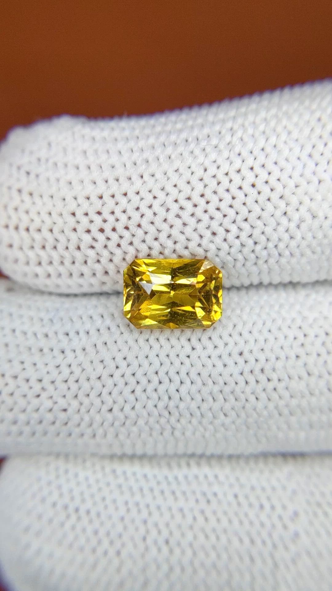 2.72 Ct. Greenish Yellow Sapphire from Ceylon (Sri Lanka) Size Video