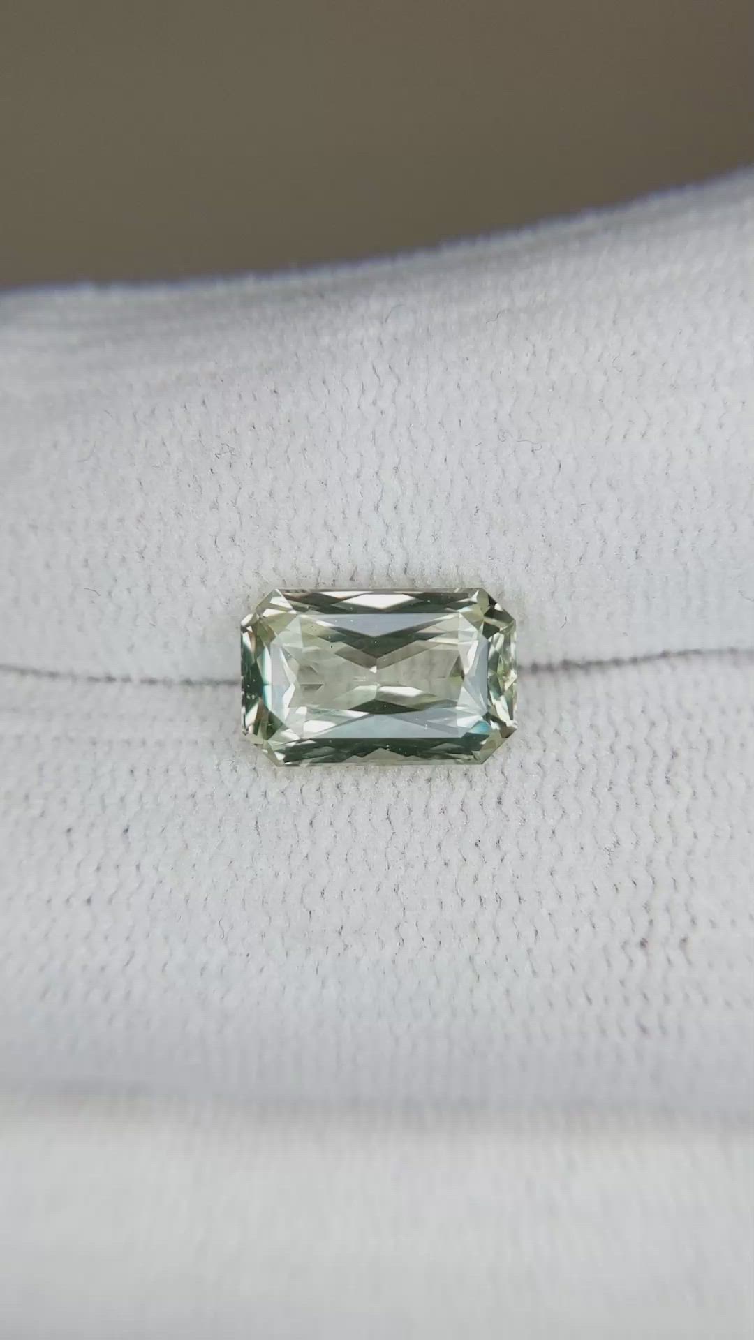 4.03 Ct. Yellowish Green Sapphire from Ceylon (Sri Lanka) Size Video