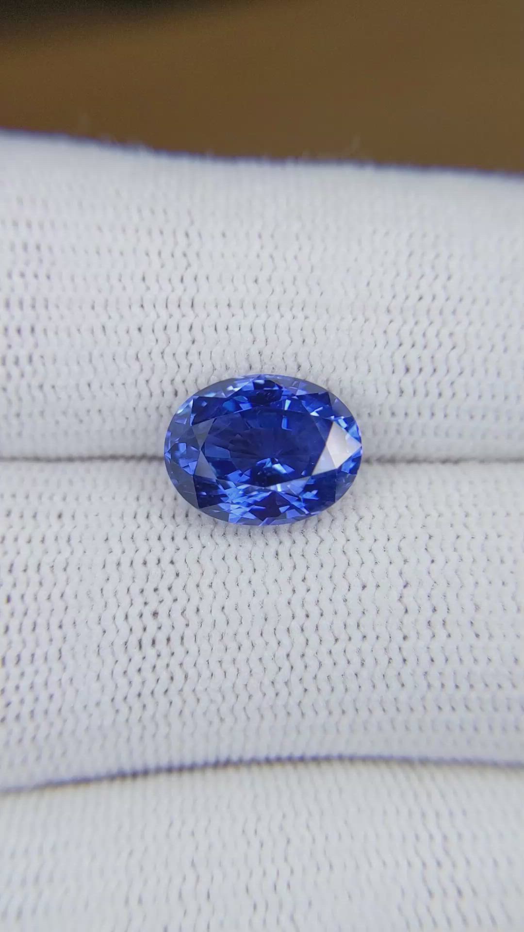 4.49 Ct. Blue Sapphire from Ceylon (Sri Lanka) Size Video