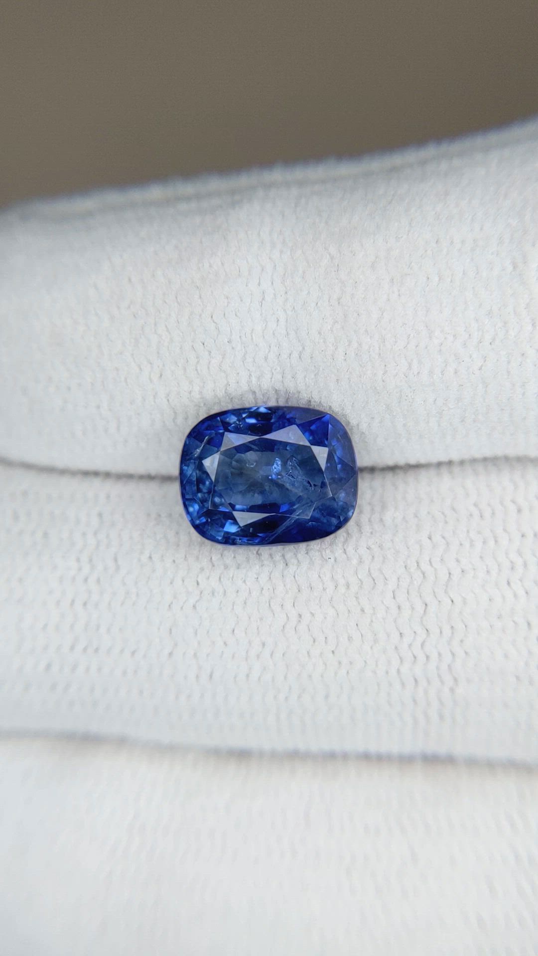 4.03 Ct. Blue Sapphire from Ceylon (Sri Lanka) Size Video