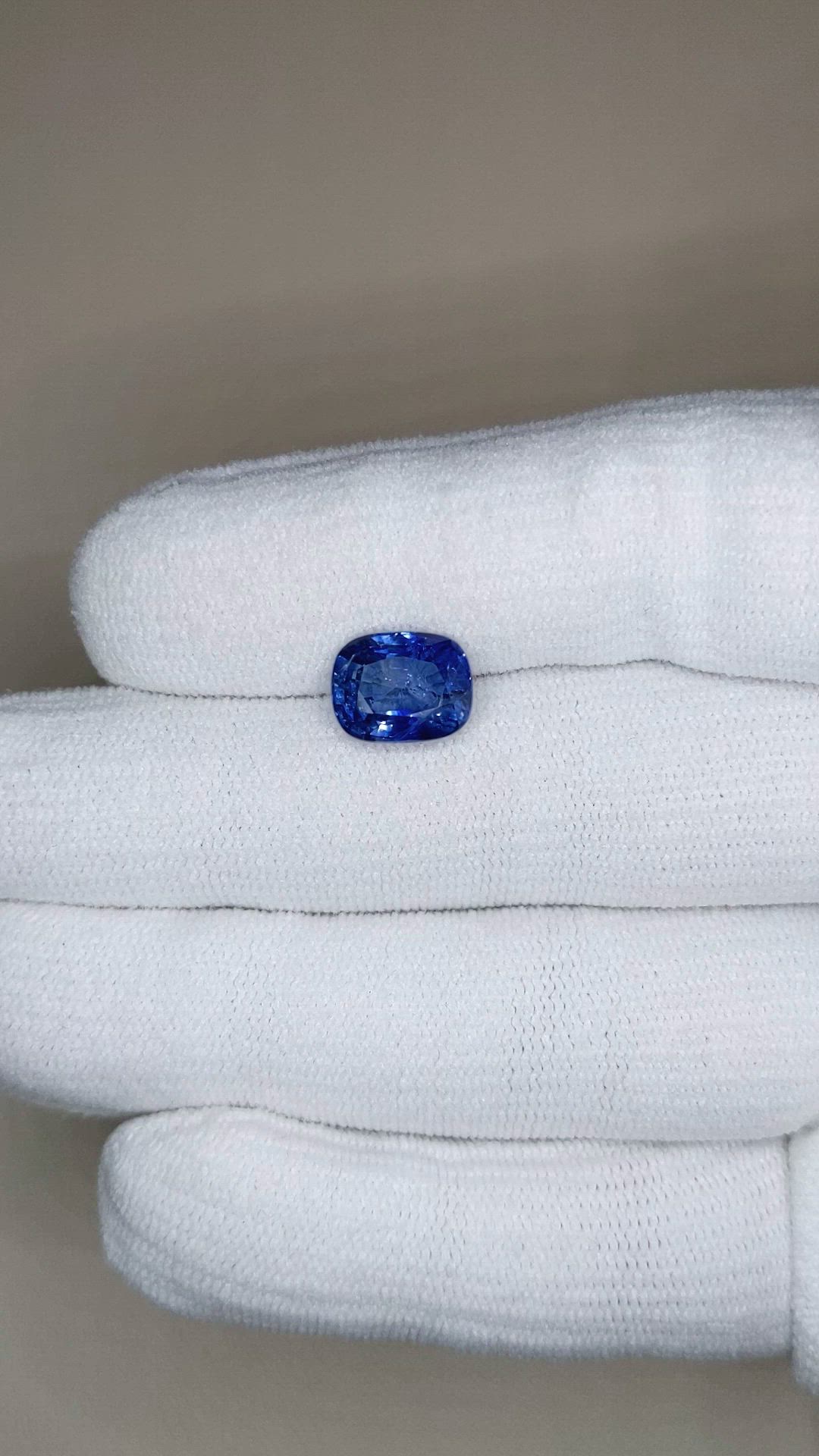 4.03 Ct. Blue Sapphire from Ceylon (Sri Lanka) Size Video