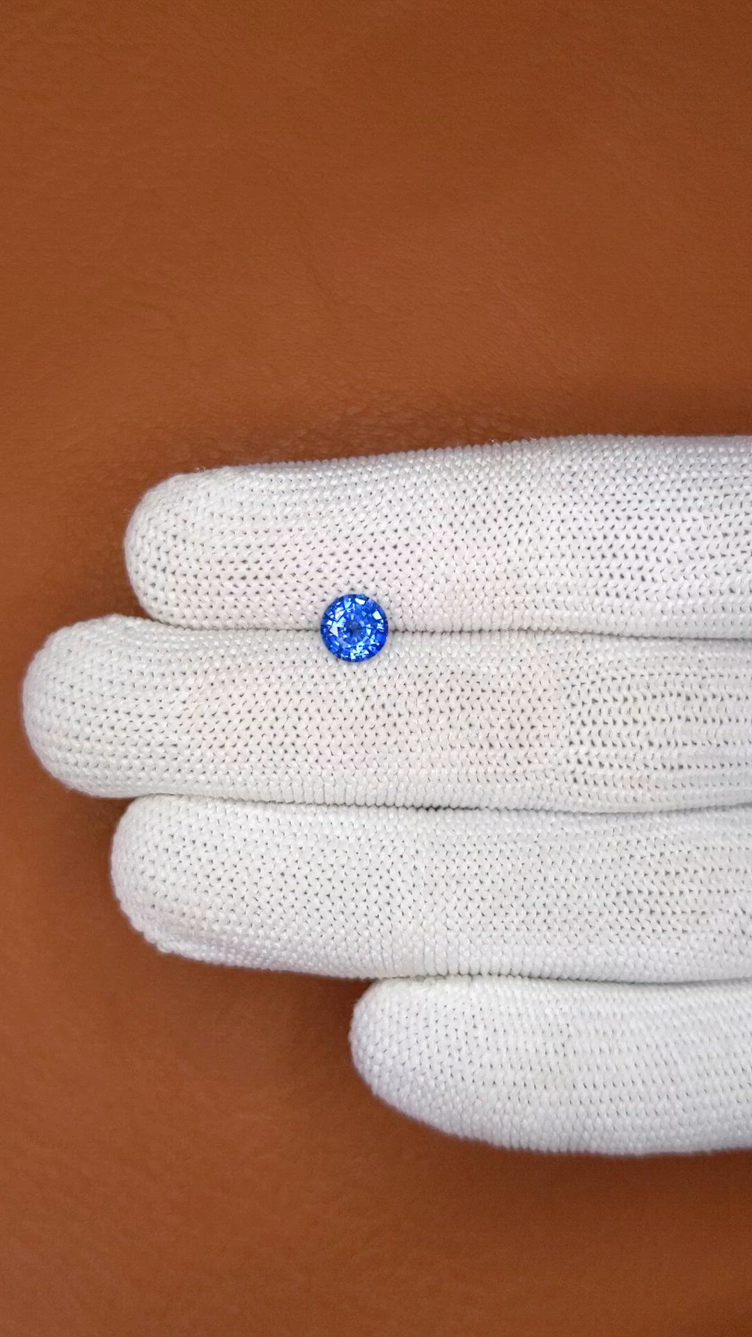 1.00 Ct. Blue Sapphire from Ceylon (Sri Lanka) Size Video