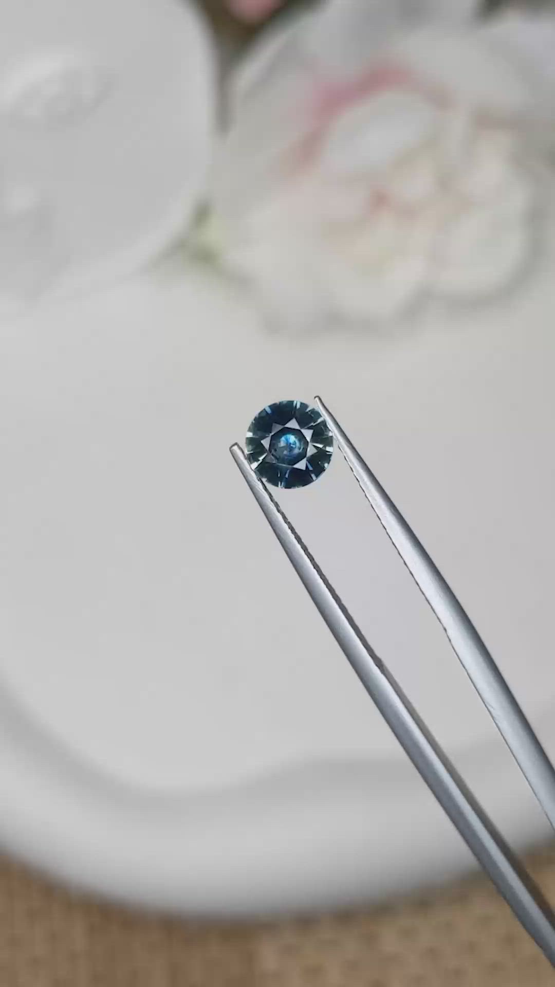 0.95 Ct. Bi Color / Parti Sapphire from Ceylon (Sri Lanka) Size Video