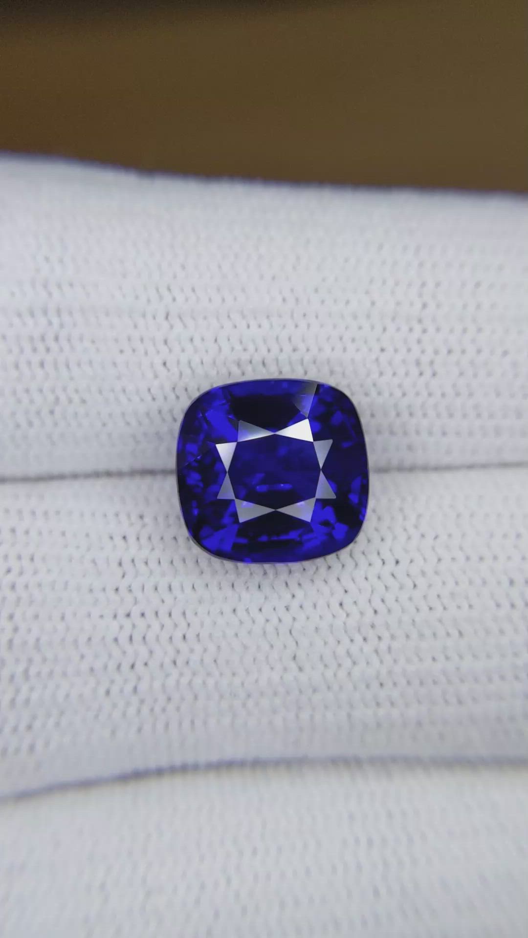 8.00 Ct. Blue Sapphire from Ceylon (Sri Lanka) Size Video