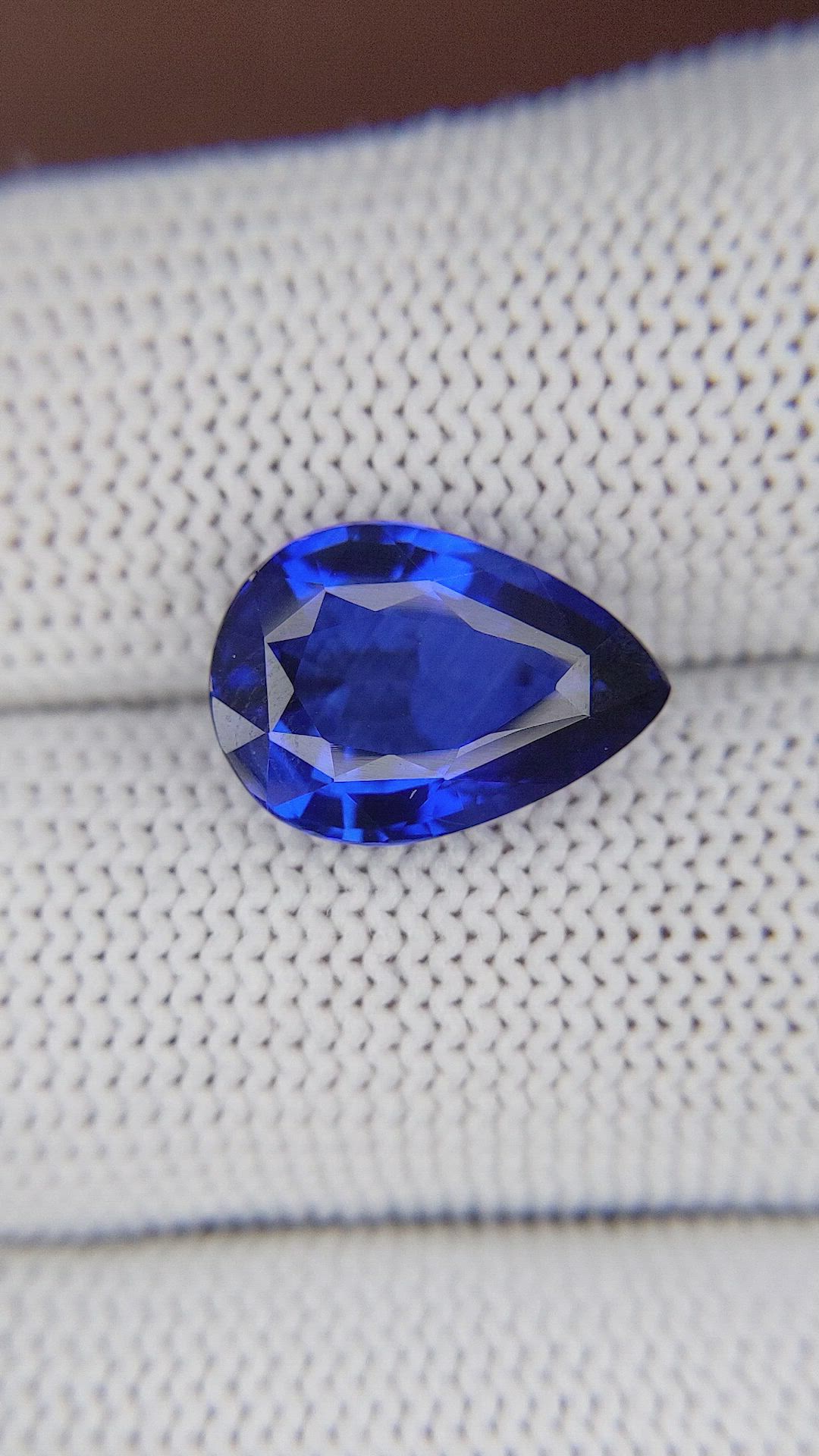 6.05 Ct. Blue Sapphire from Ceylon (Sri Lanka) Size Video