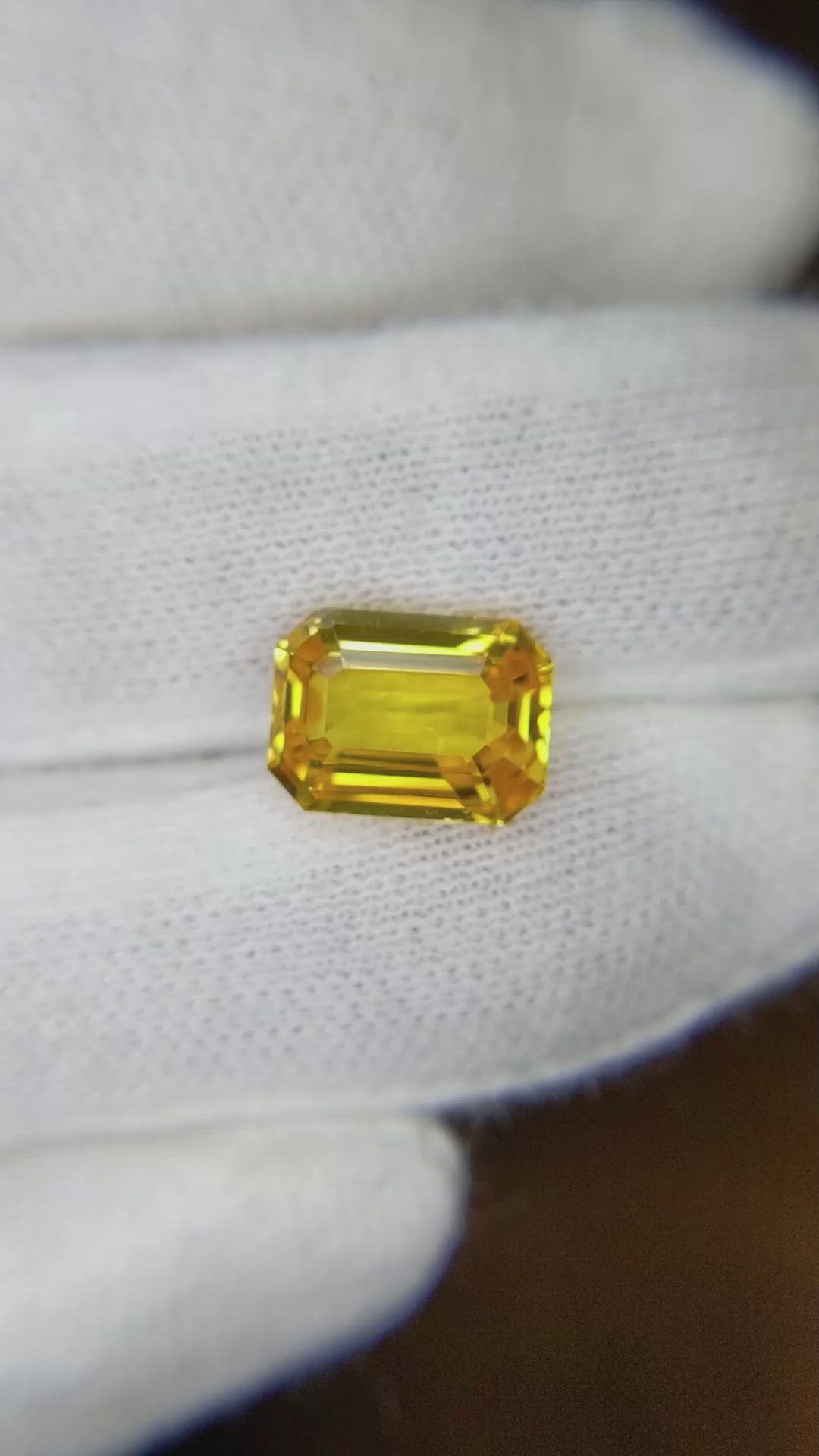 5.00 Ct. Orangish Yellow Sapphire from Ceylon (Sri Lanka) Size Video