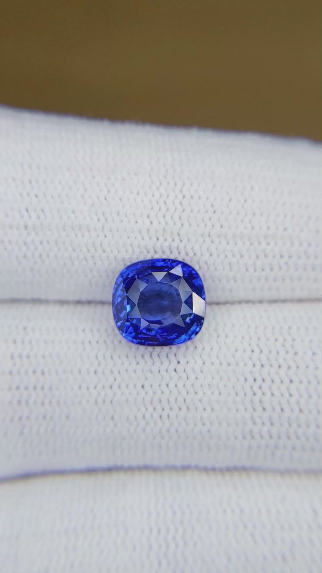 4.07 Ct. Blue Sapphire from Ceylon (Sri Lanka) Size Video