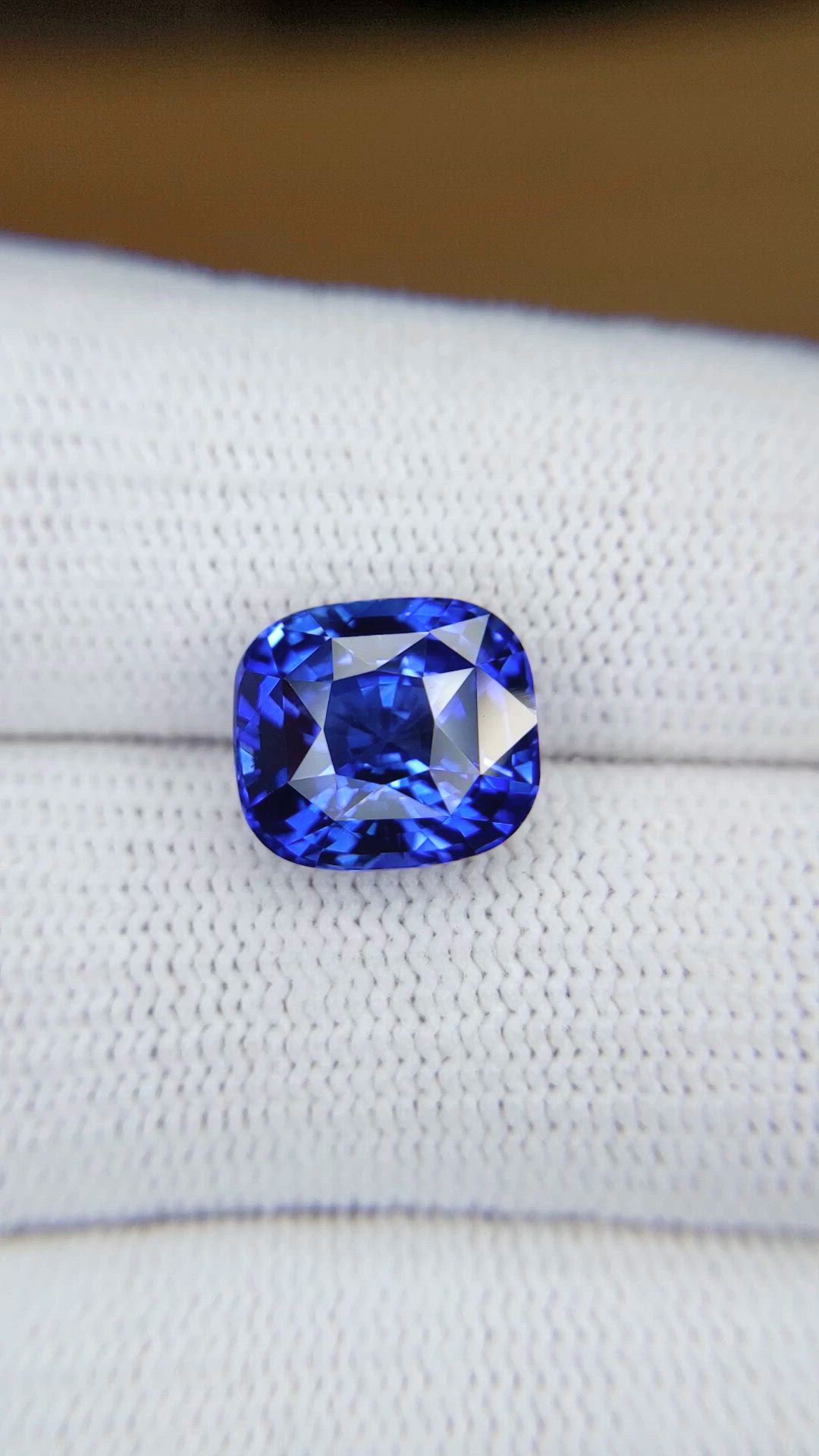 7.13 Ct. Blue Sapphire from Ceylon (Sri Lanka) Size Video