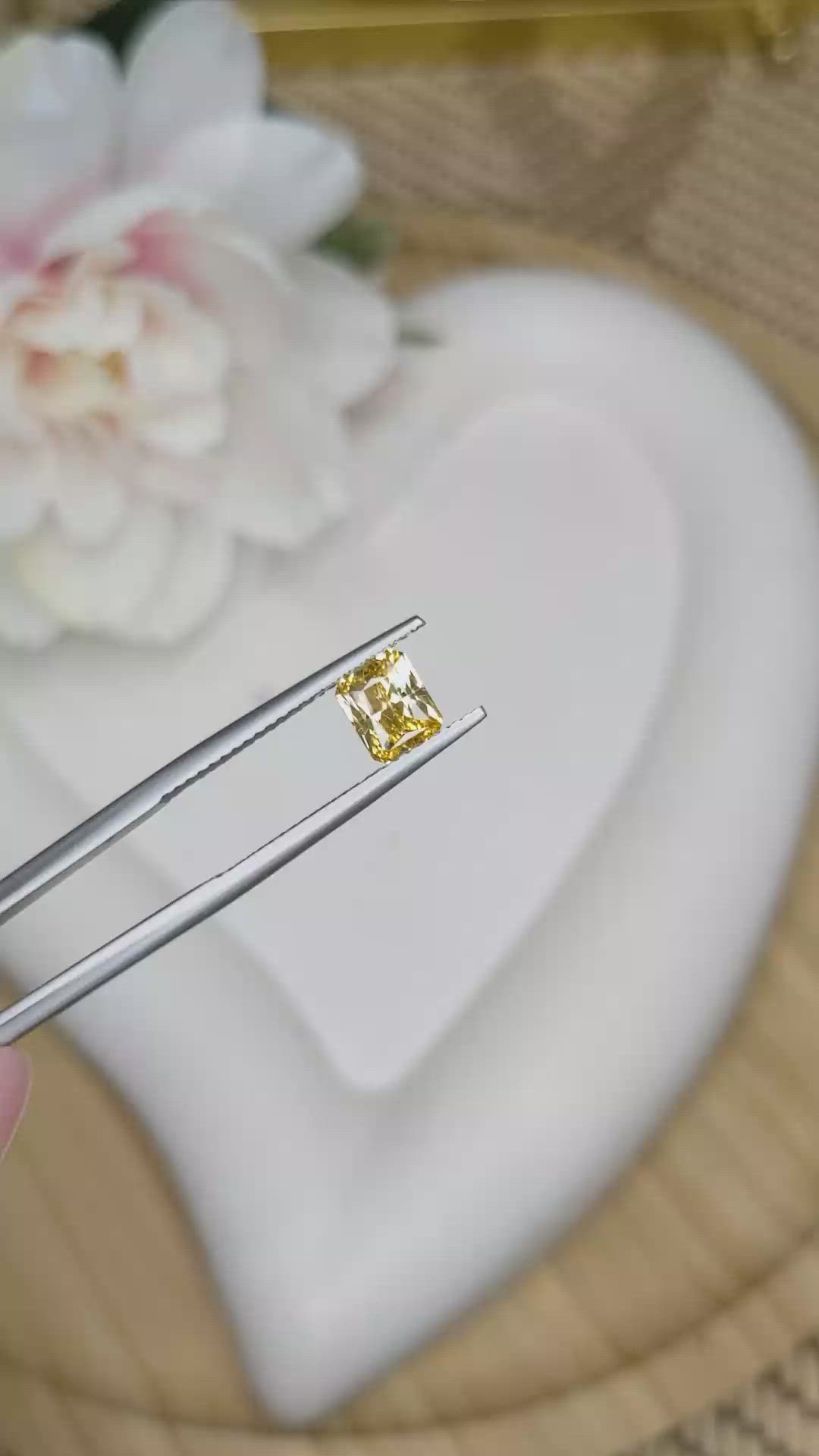 1.21 Ct. Yellow Sapphire from Ceylon (Sri Lanka) Size Video
