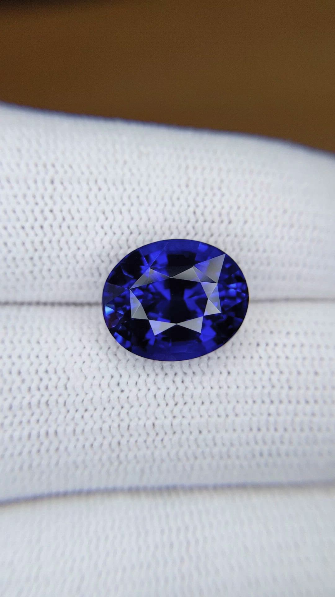 9.07 Ct. Blue Sapphire from Ceylon (Sri Lanka) Size Video