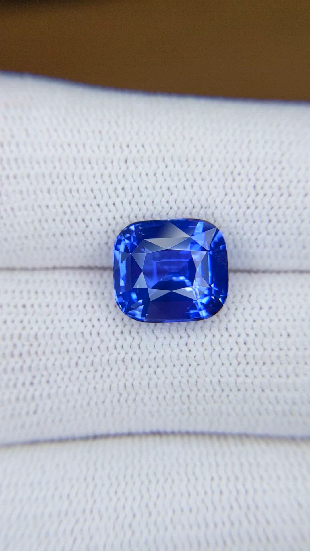 7.06 Ct. Blue Sapphire from Ceylon (Sri Lanka) Size Video