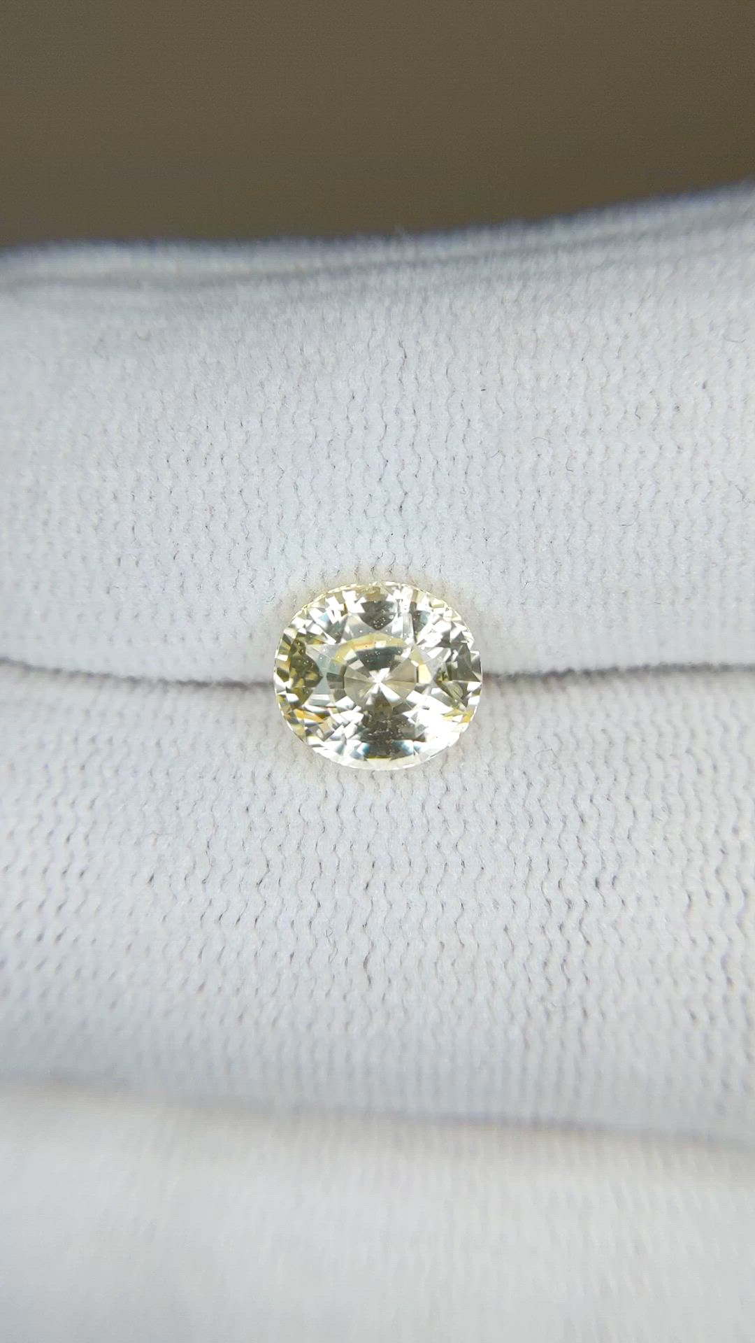 2.68 Ct. Yellow Sapphire from Ceylon (Sri Lanka) Size Video
