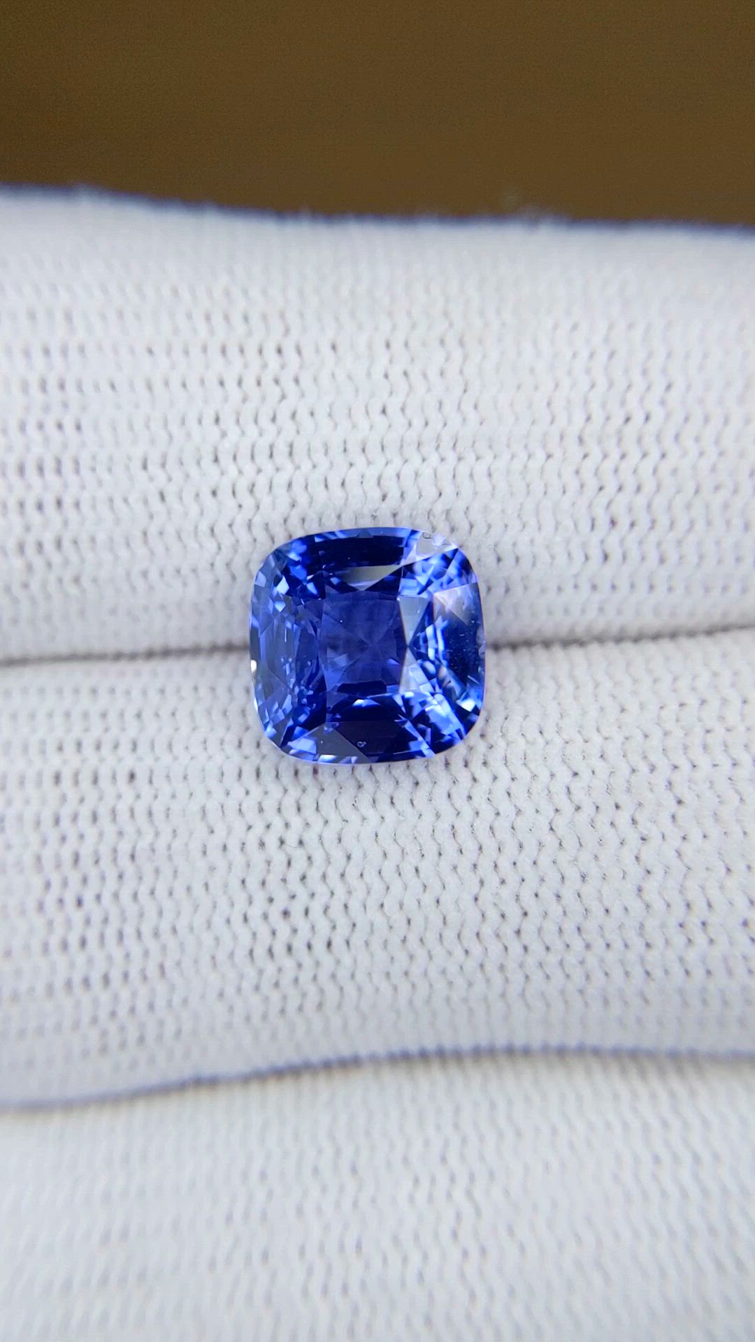 5.03 Ct. Blue Sapphire from Ceylon (Sri Lanka) Size Video