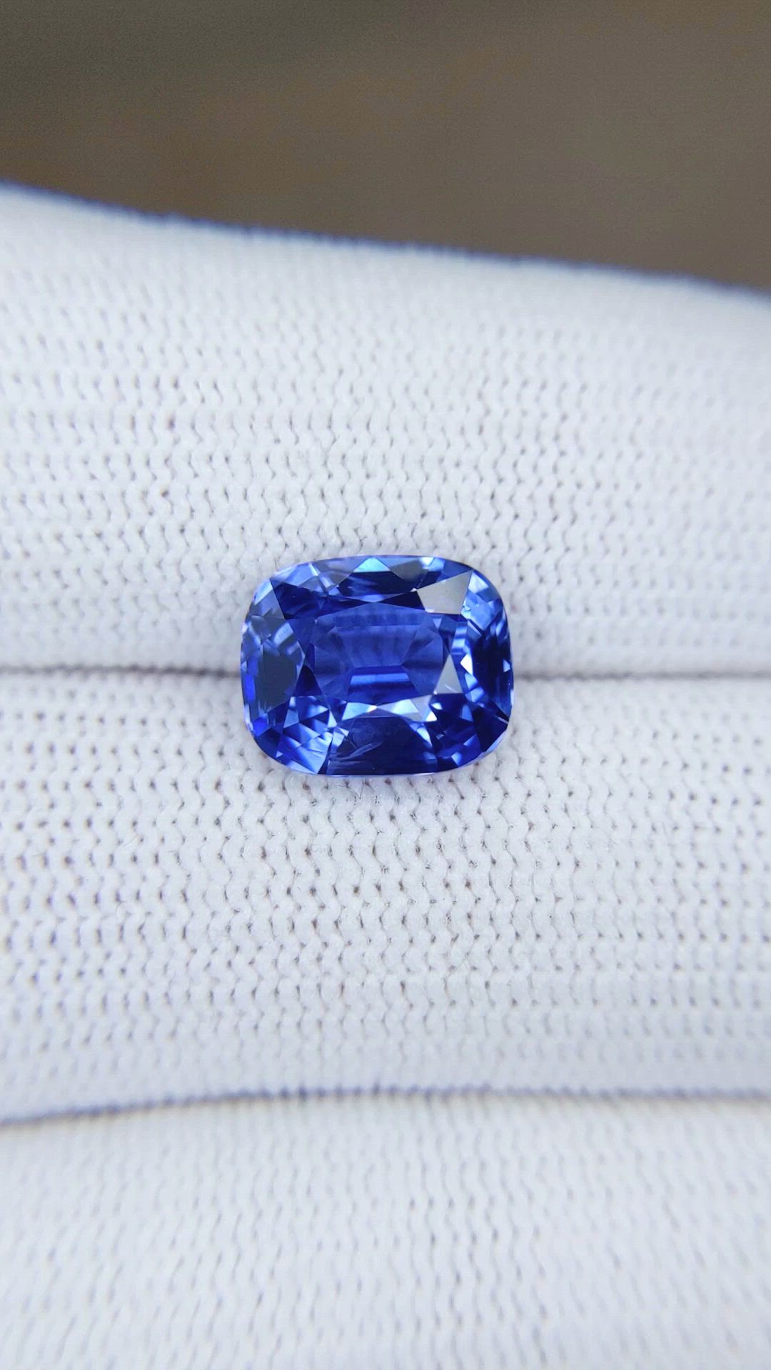 5.01 Ct. Blue Sapphire from Ceylon (Sri Lanka) Size Video