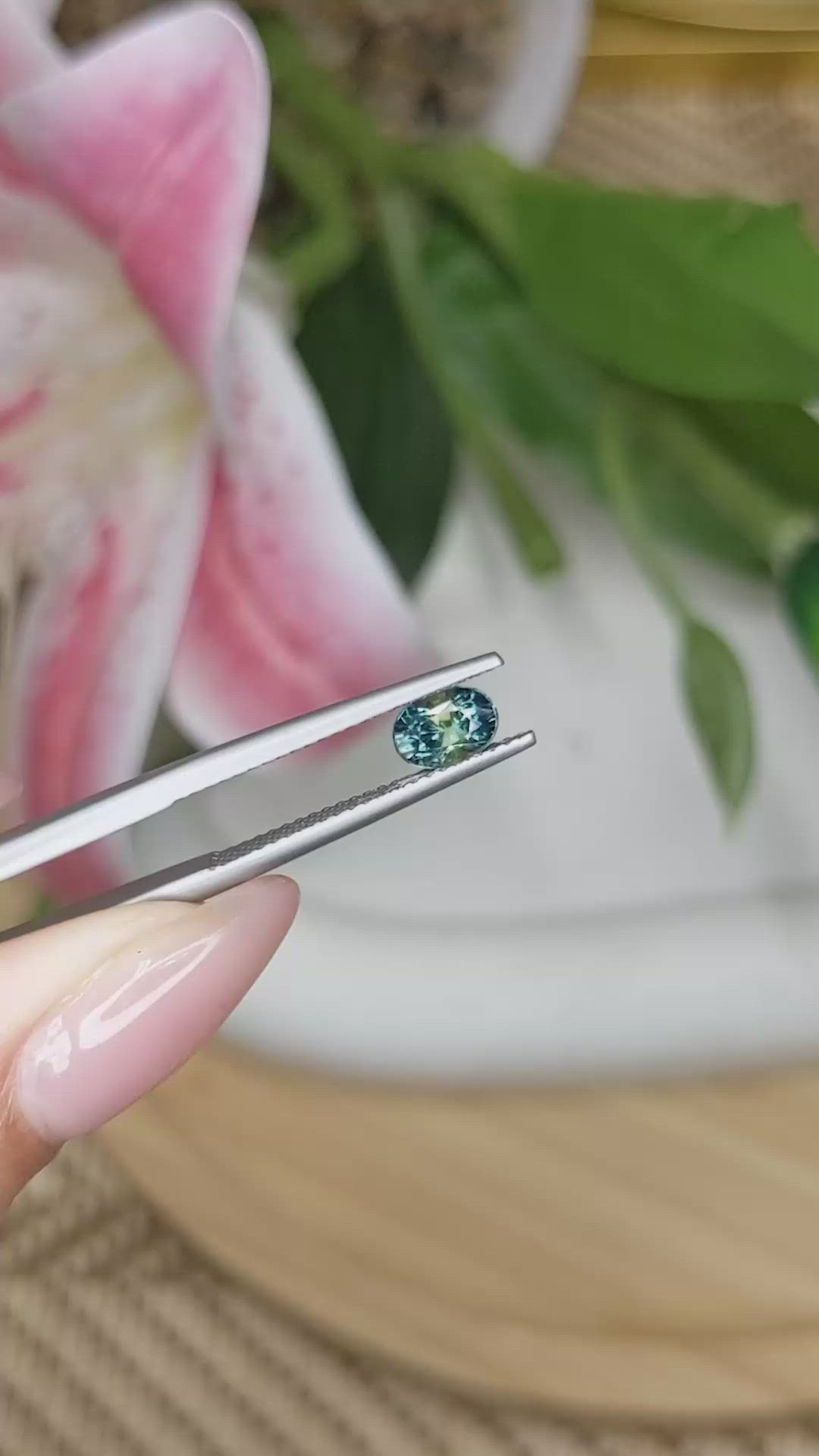 0.90 Ct. Bi Color / Parti Sapphire from Ceylon (Sri Lanka) Size Video