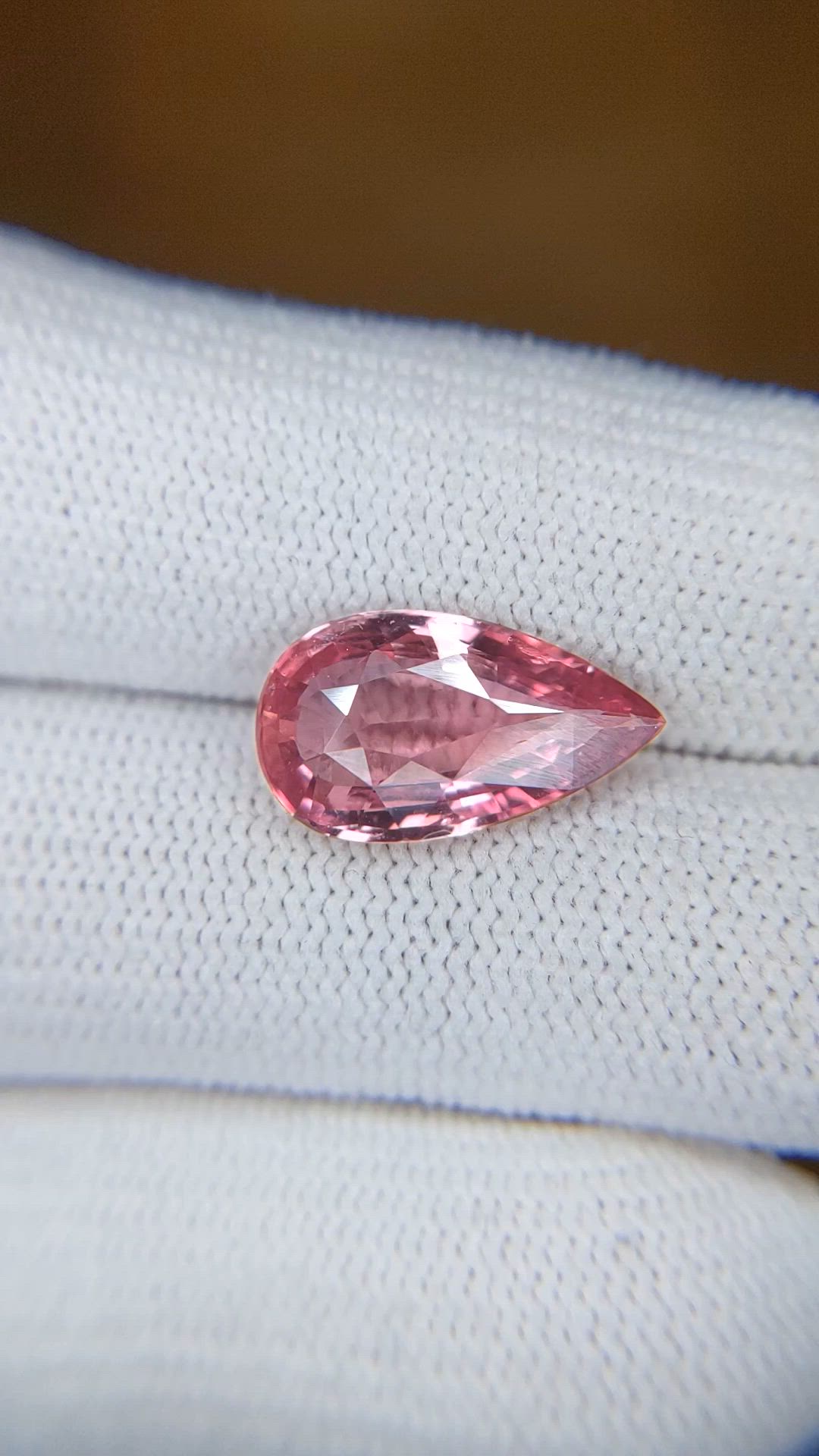 4.55 Ct. Padparadscha Sapphire from Ceylon (Sri Lanka) Size Video