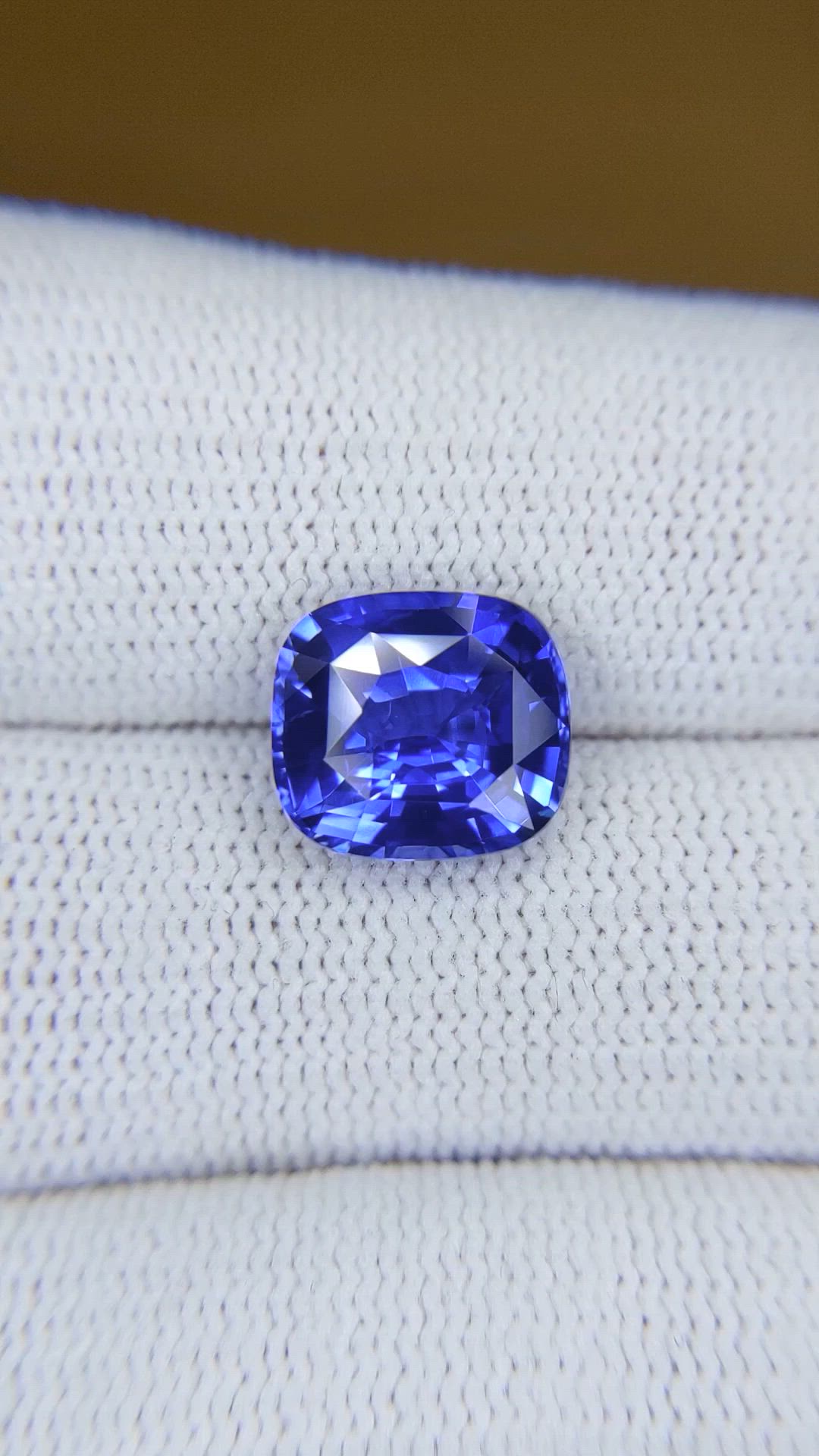 5.50 Ct. Blue Sapphire from Ceylon (Sri Lanka) Size Video