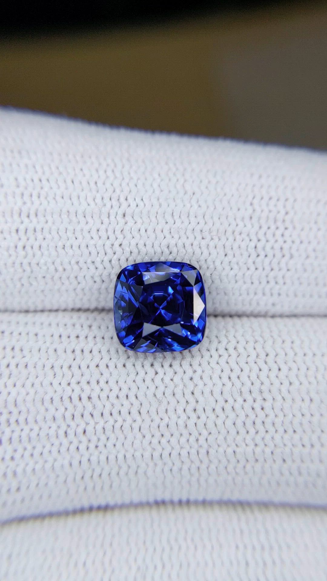 3.73 Ct. Blue Sapphire from Ceylon (Sri Lanka) Size Video