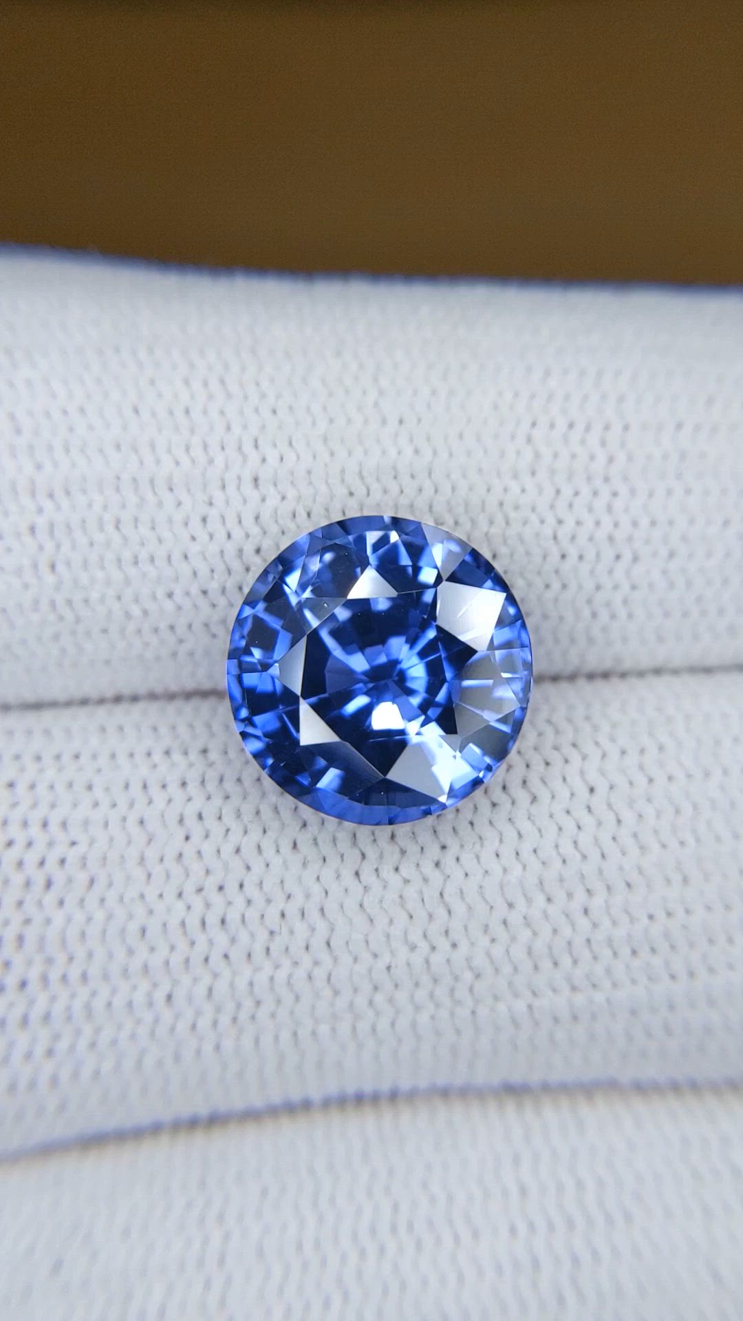 8.60 Ct. Blue Sapphire from Ceylon (Sri Lanka) Size Video